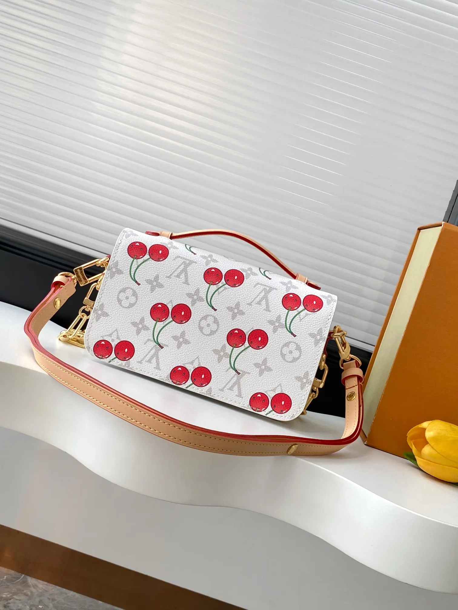 LV 牛皮 动态 加强版 Poc 鏈條包 精致鏈條款