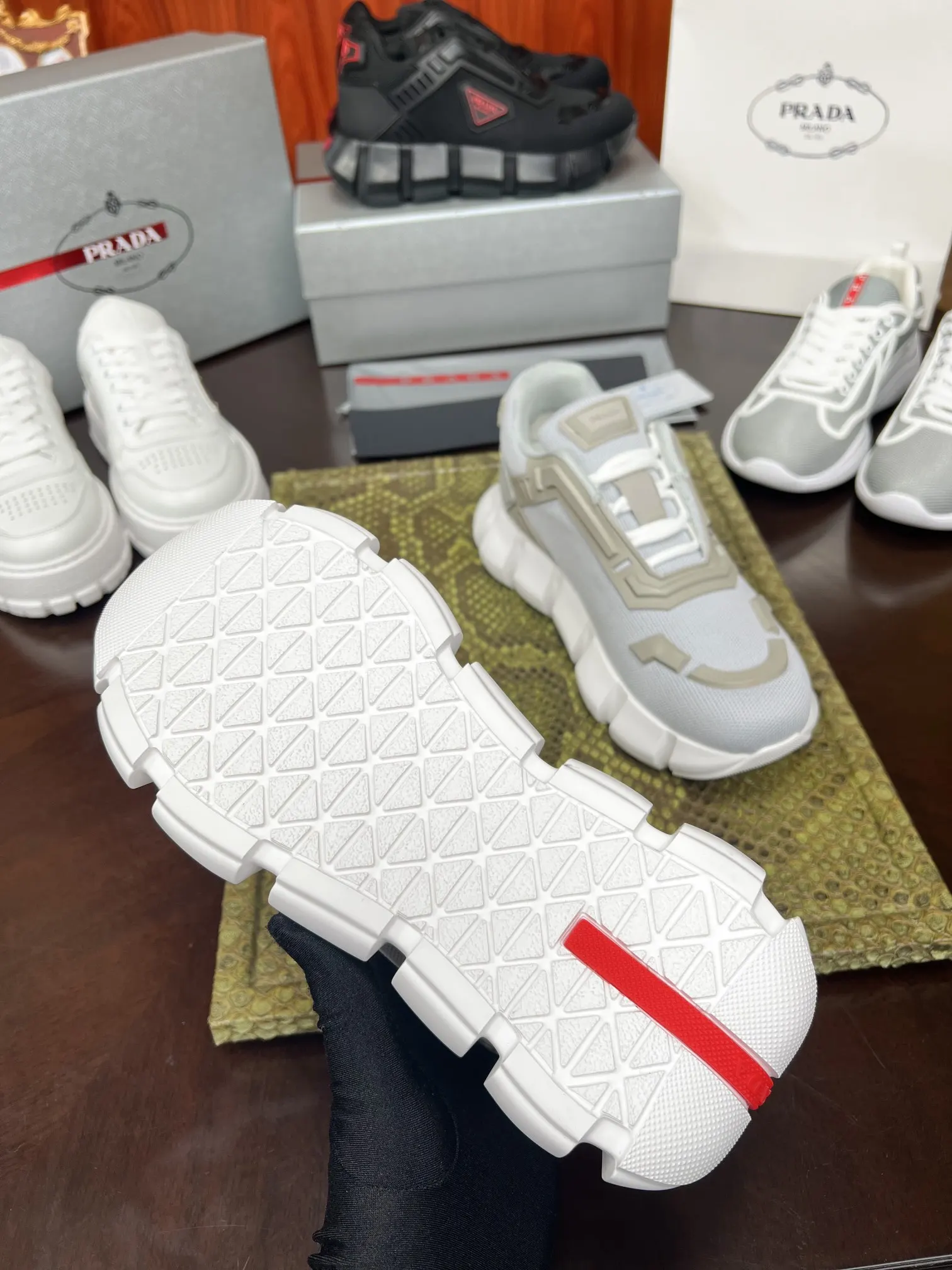 PRADA 牛皮 休闲鞋 舒适百搭款