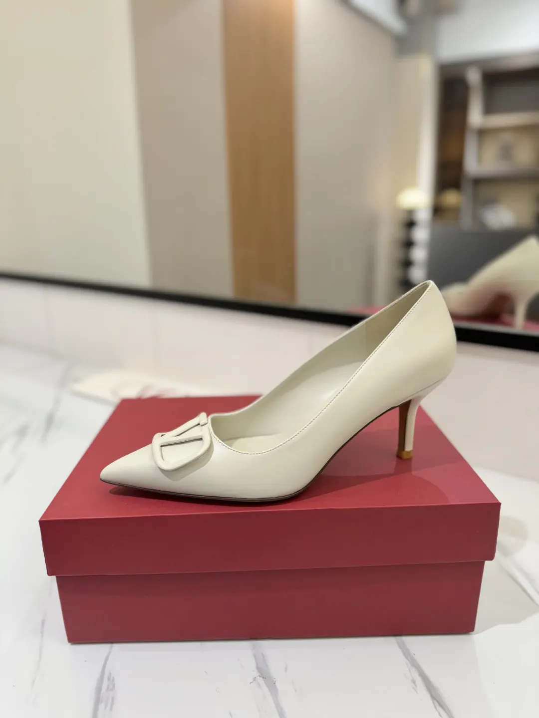 Valentino 金色 平底鞋 通勤约会款