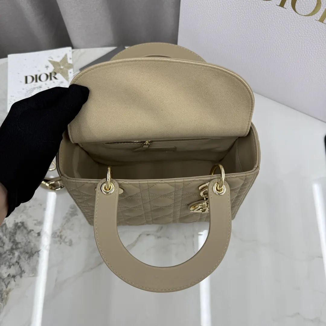 Dior Lady Dior Lady 黄色羊皮卡夹 标签细节