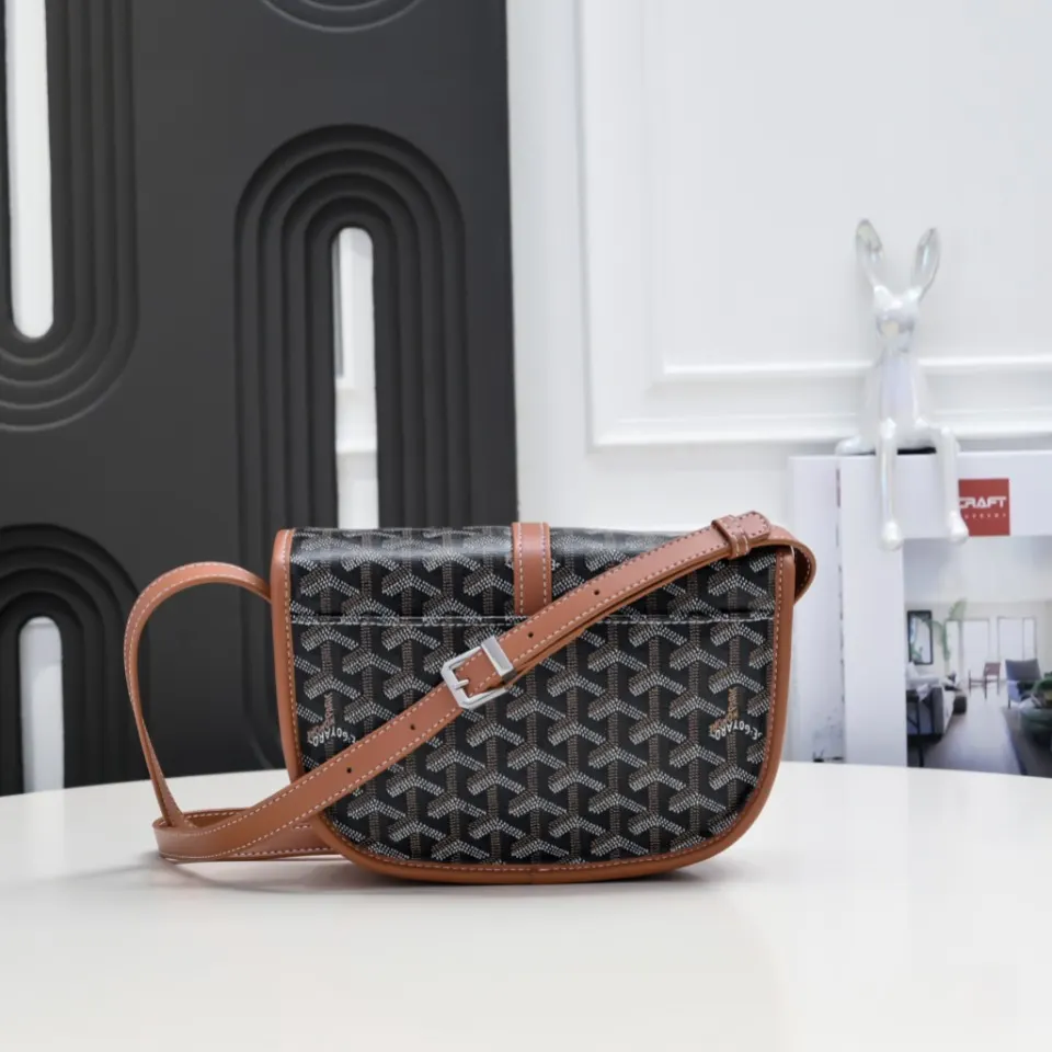 Goyard 棕色 皮質镶边以线条的方式凸显出包身轮廓 翻盖的皮質内衬亦 收納包 旅行收納款