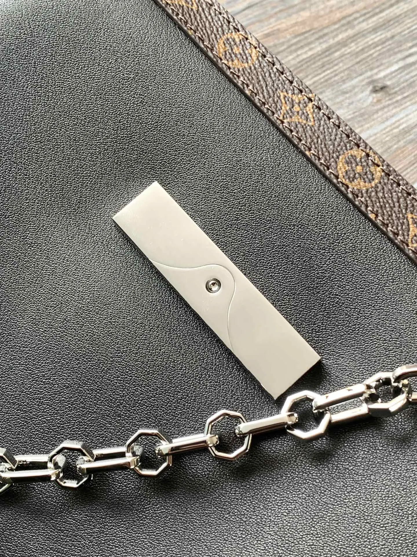LV 牛皮 字母跃现于翻盖之上 与可拆卸链条相映成趣 链条包 精致链条款