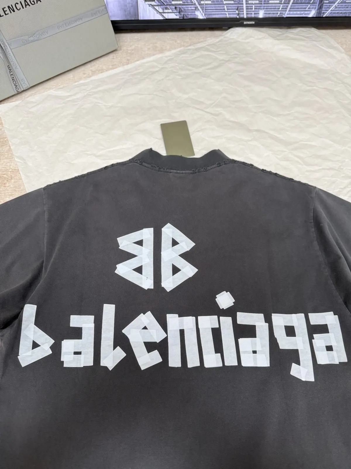Balenciaga 灰色 Logo 短袖T恤(數字6) Balenciaga 灰色 Logo 短袖T恤(數字6)
