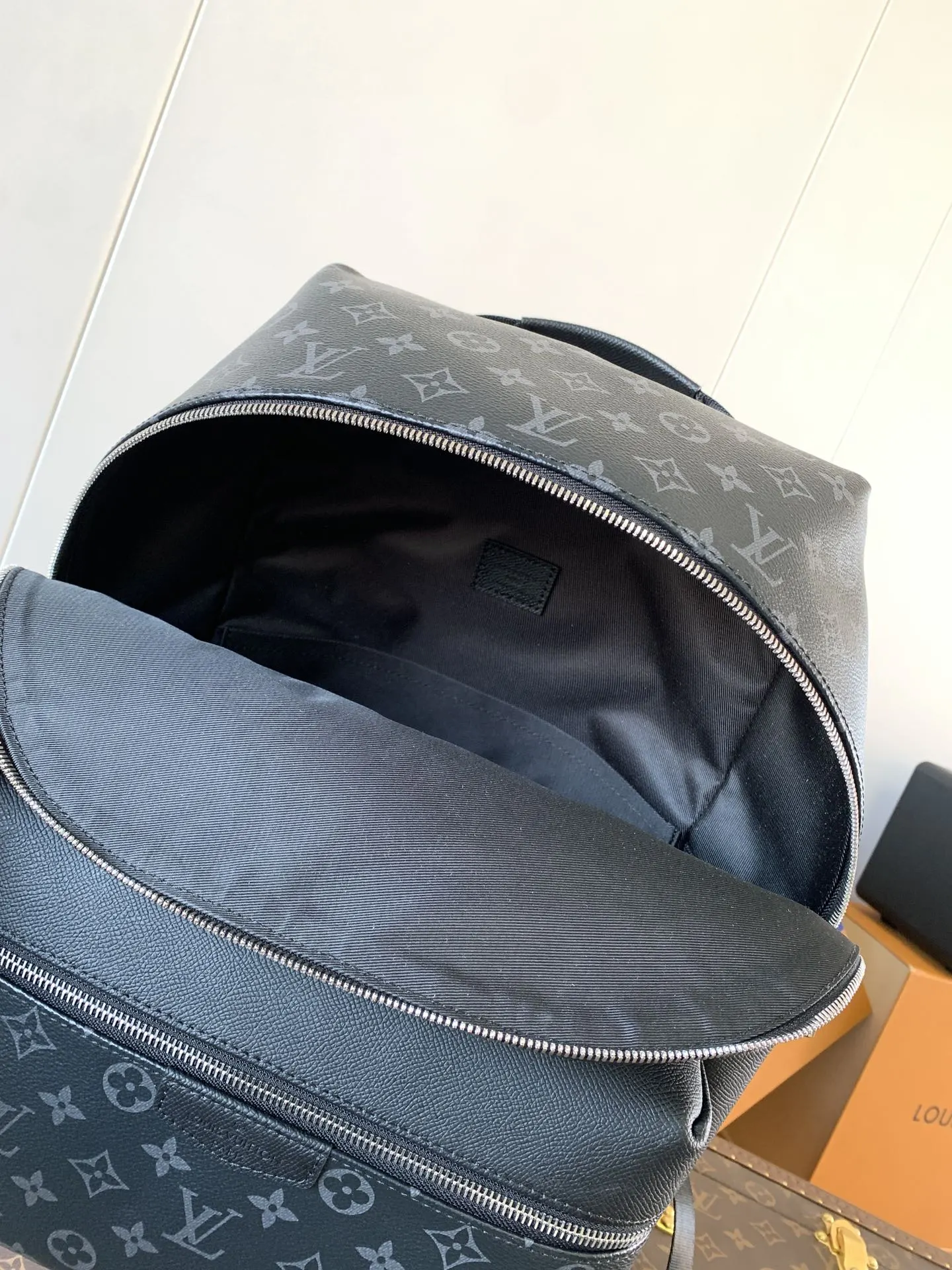 帆布 光泽外层包裹两个内袋和一个 内袋 两条可调节皮質肩带 雙肩包 实用雙肩款