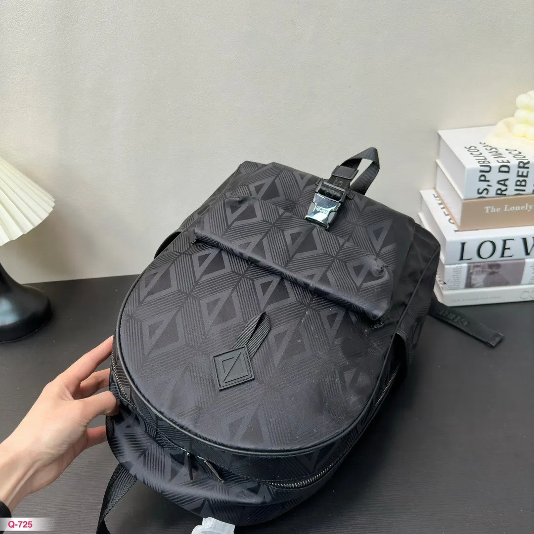 Dior 雙肩 男女背都好看 作为一只合格的 雙肩包 实用雙肩款