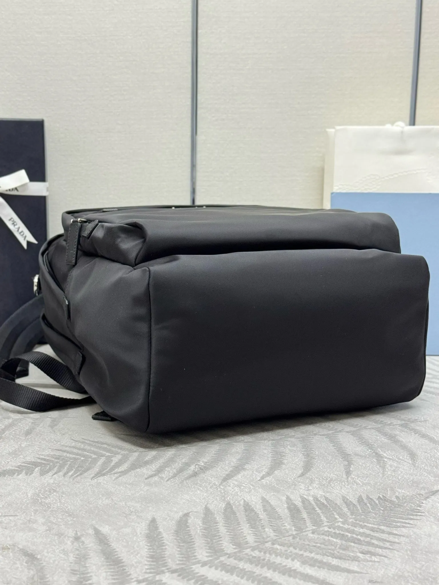 PRADA 2VZ048 Re-Nylon尼龙 Saffiano十字纹牛皮 双肩背包 轻便实用款