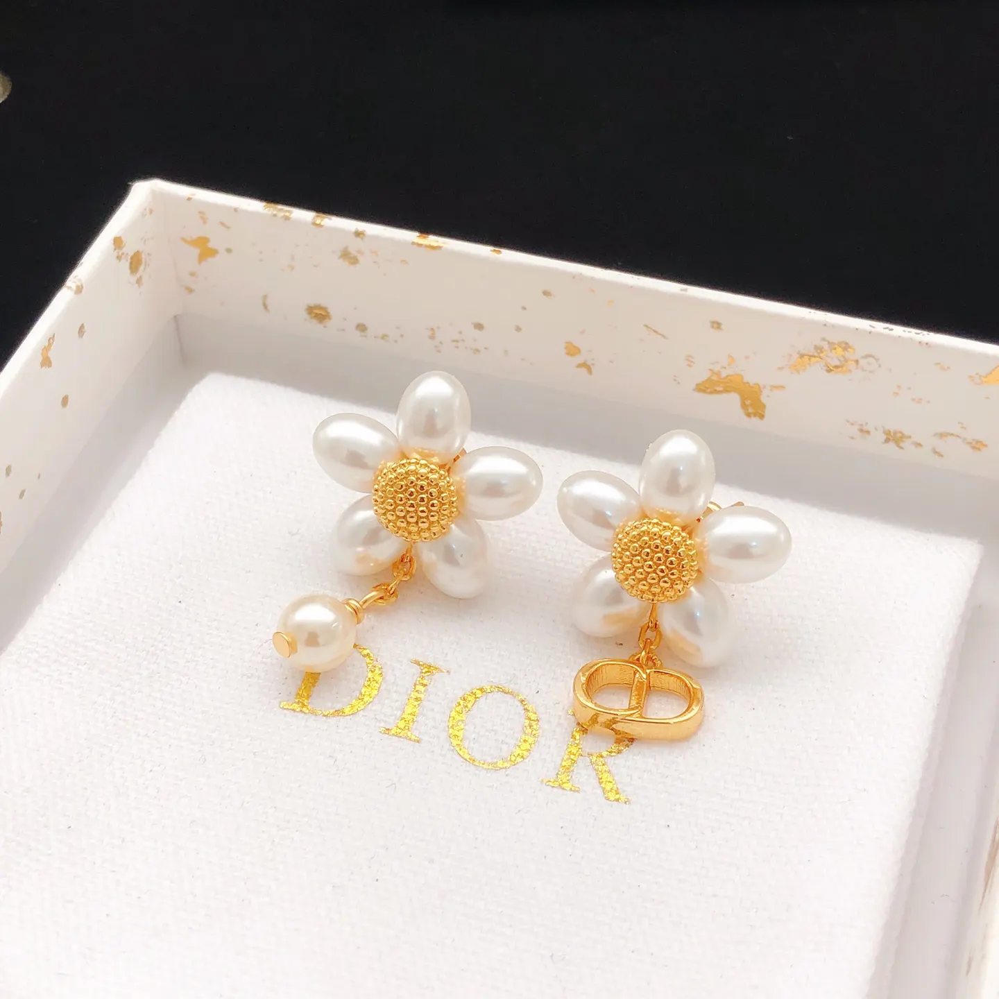 Dior 白色花朵珍珠耳环 金色小巧