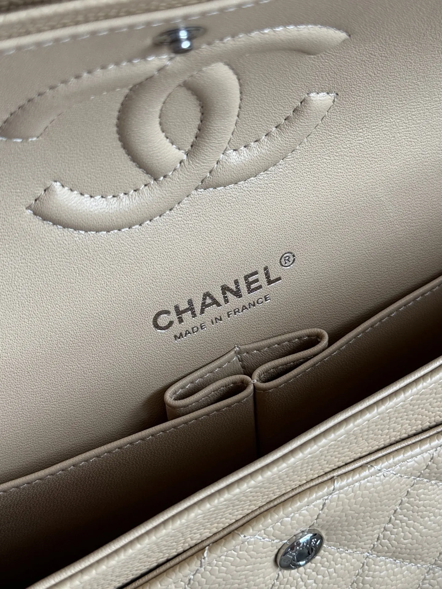 Chanel 米色荔枝纹牛皮翻盖链条包