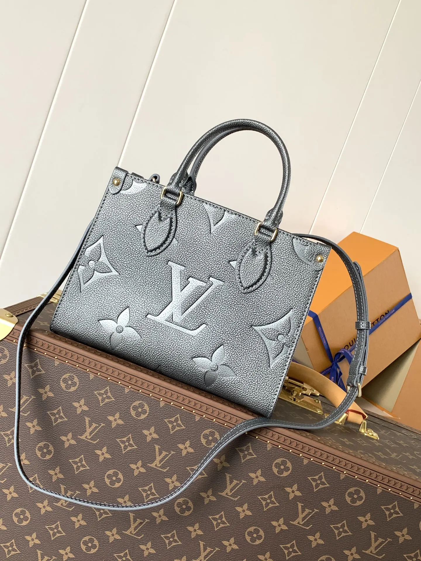 LV 灰色 牛皮 枪灰色 头层牛皮 收纳包 旅行收纳款