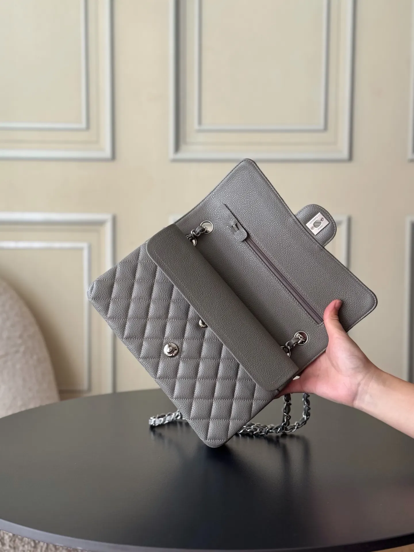 Chanel 灰色鱼子酱牛皮翻盖链条包 金扣