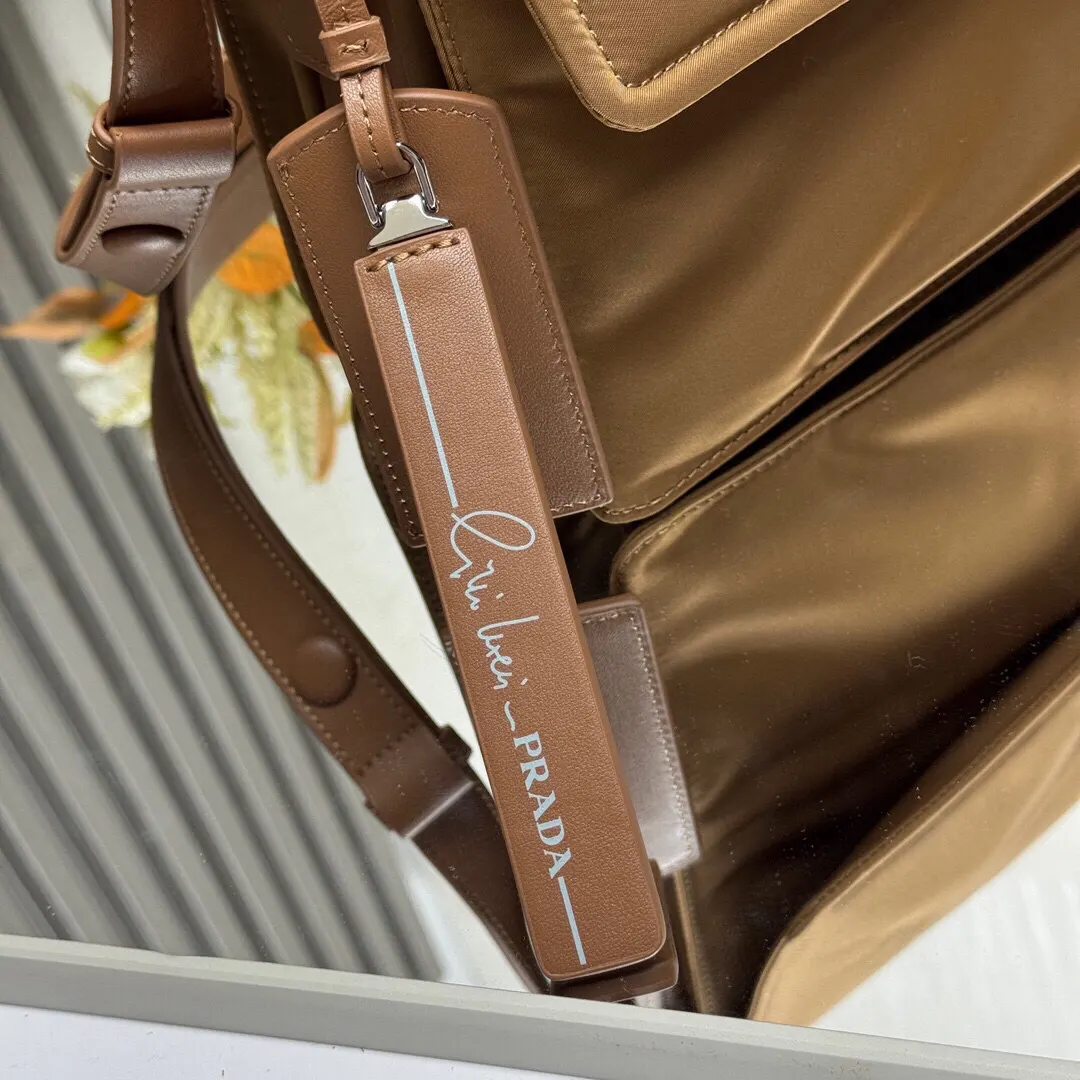 Prada Re-Nylon 尼龙 皮革 邮差包 斜挎包