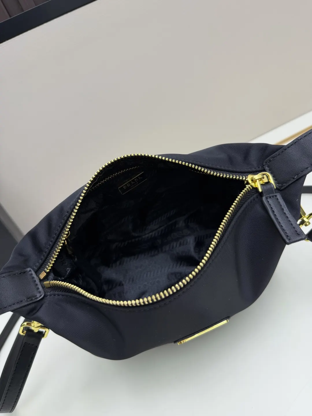 Prada 黑色 皮革 批 三角logo黑色單肩包 采用优质皮 收納包 旅行收納款(數字8) Prada 黑色 皮革 批 三角logo黑色單肩包 采用优质皮 收納包 旅行收納款(數字8)