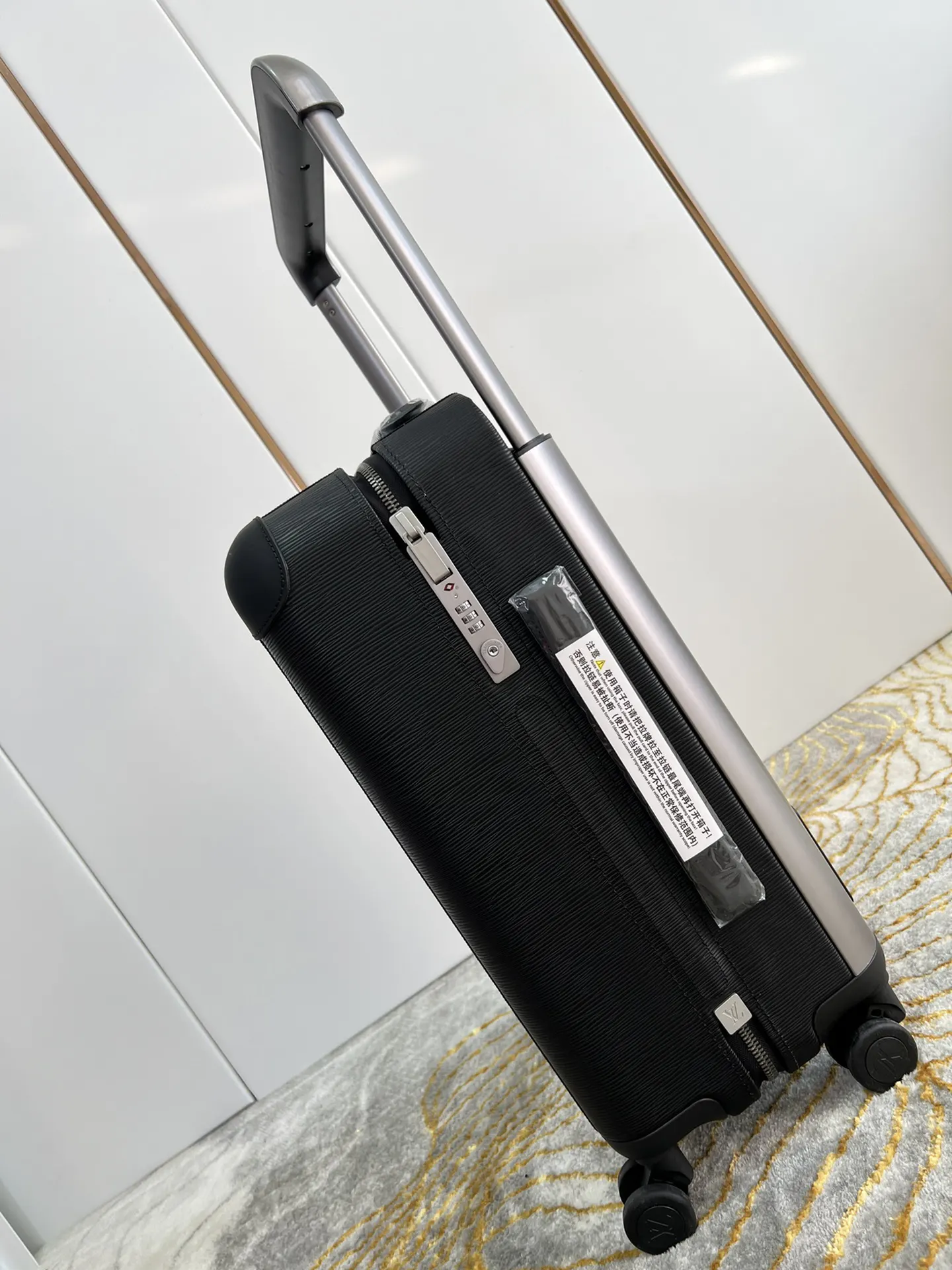 LV 黑色 帆布 详细特征 × 长×宽×高 人工测量 行李箱 旅行拉杆款 轻便出行款
