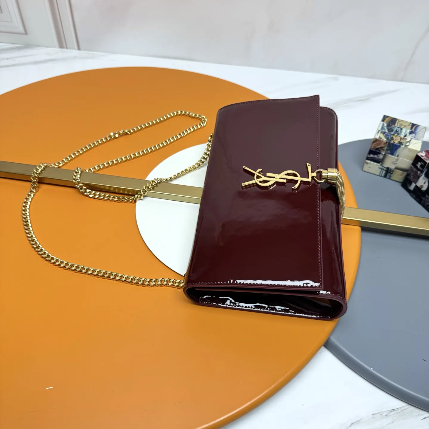 YSL 漆皮 期待已久漆皮永远是時尚的代表…简单而又浮夸 斜背包 輕便斜挎款