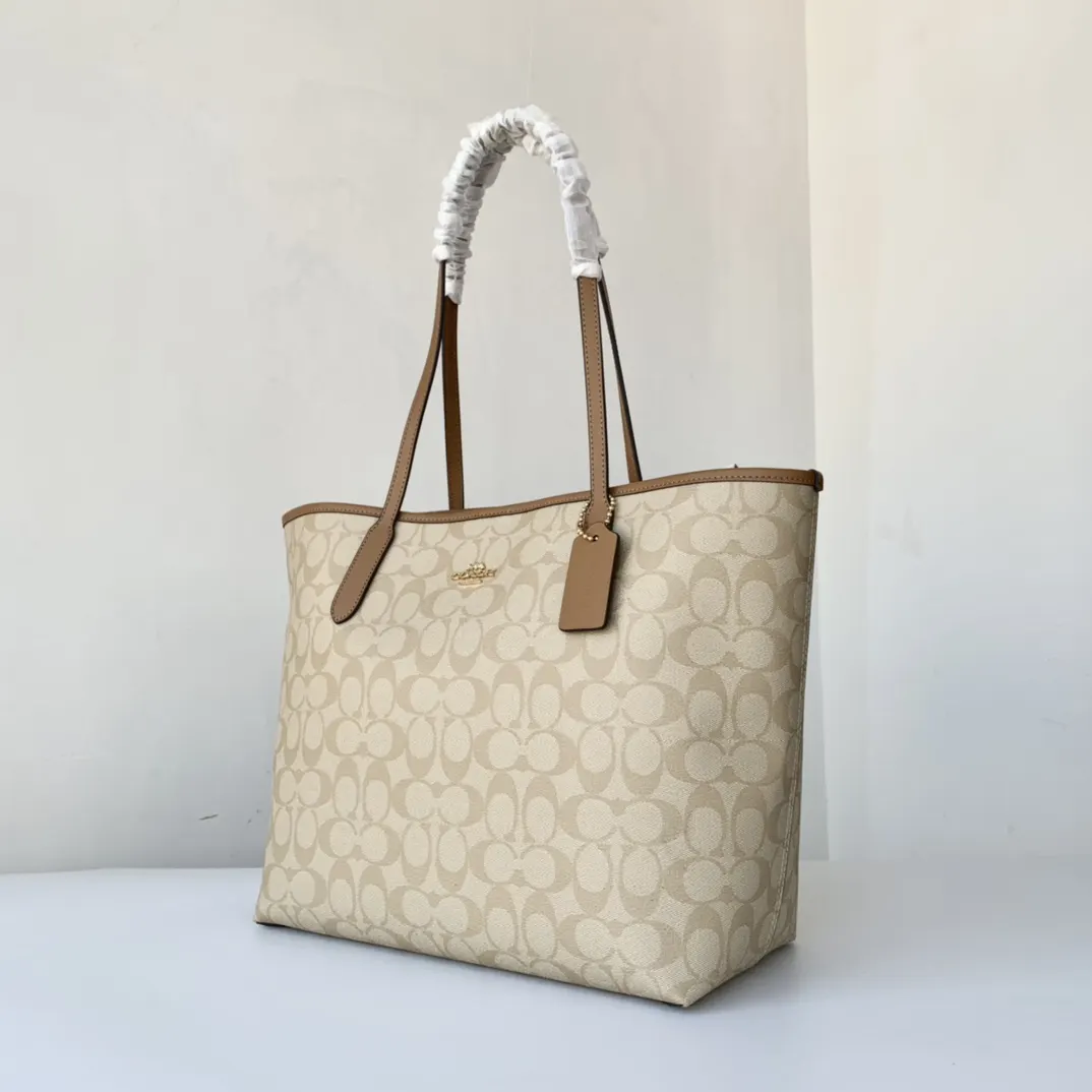 Coach 老花 帆布 新奥莱款双面托特包 的老花图案可以 大容量托特款