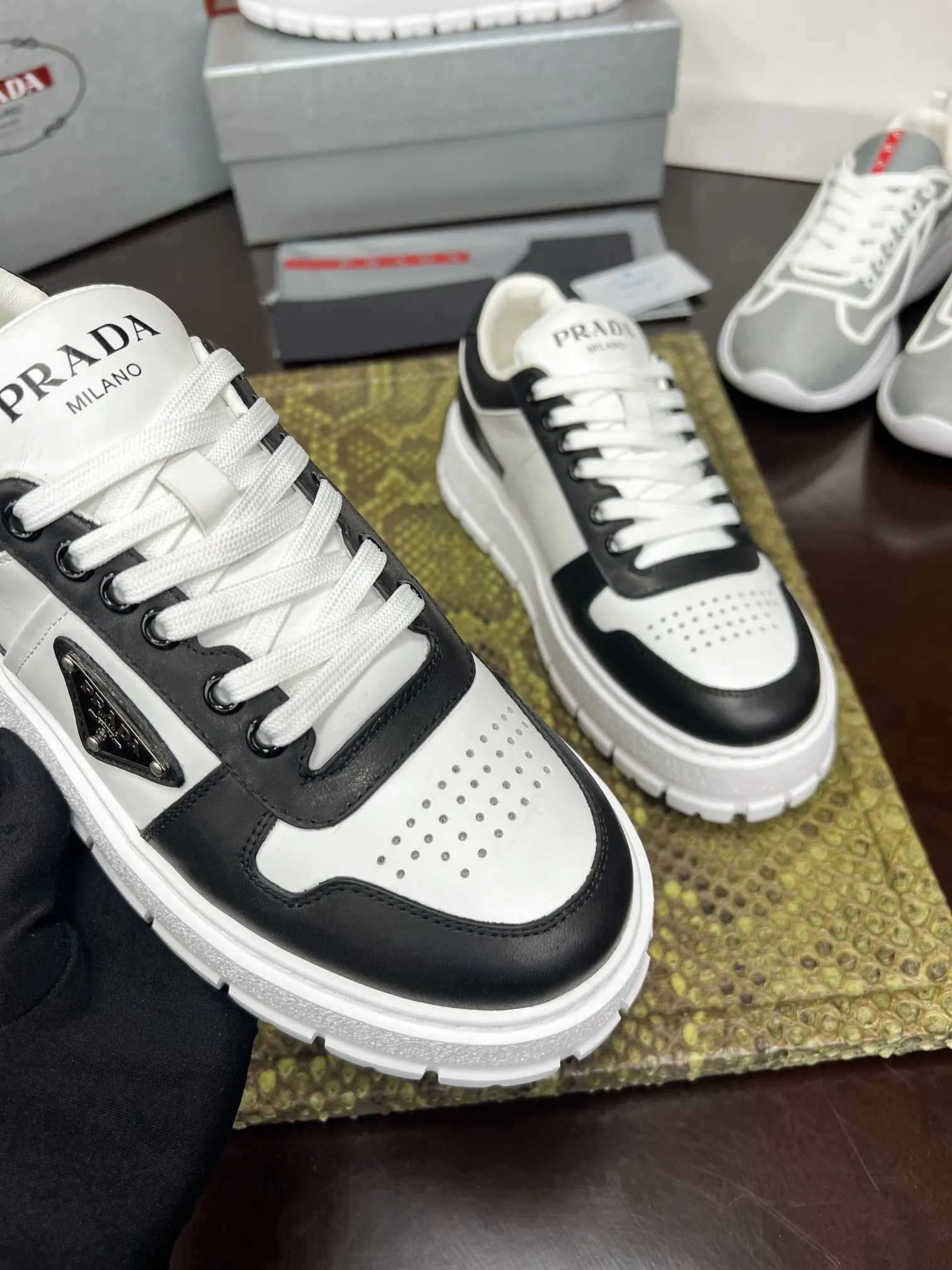 Prada 牛皮 休闲鞋 舒适