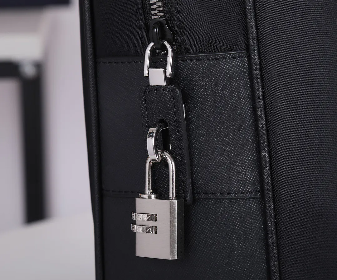 Prada 黑色 牛皮 进口防水降落伞布 头层牛皮 公文包 商務通勤款