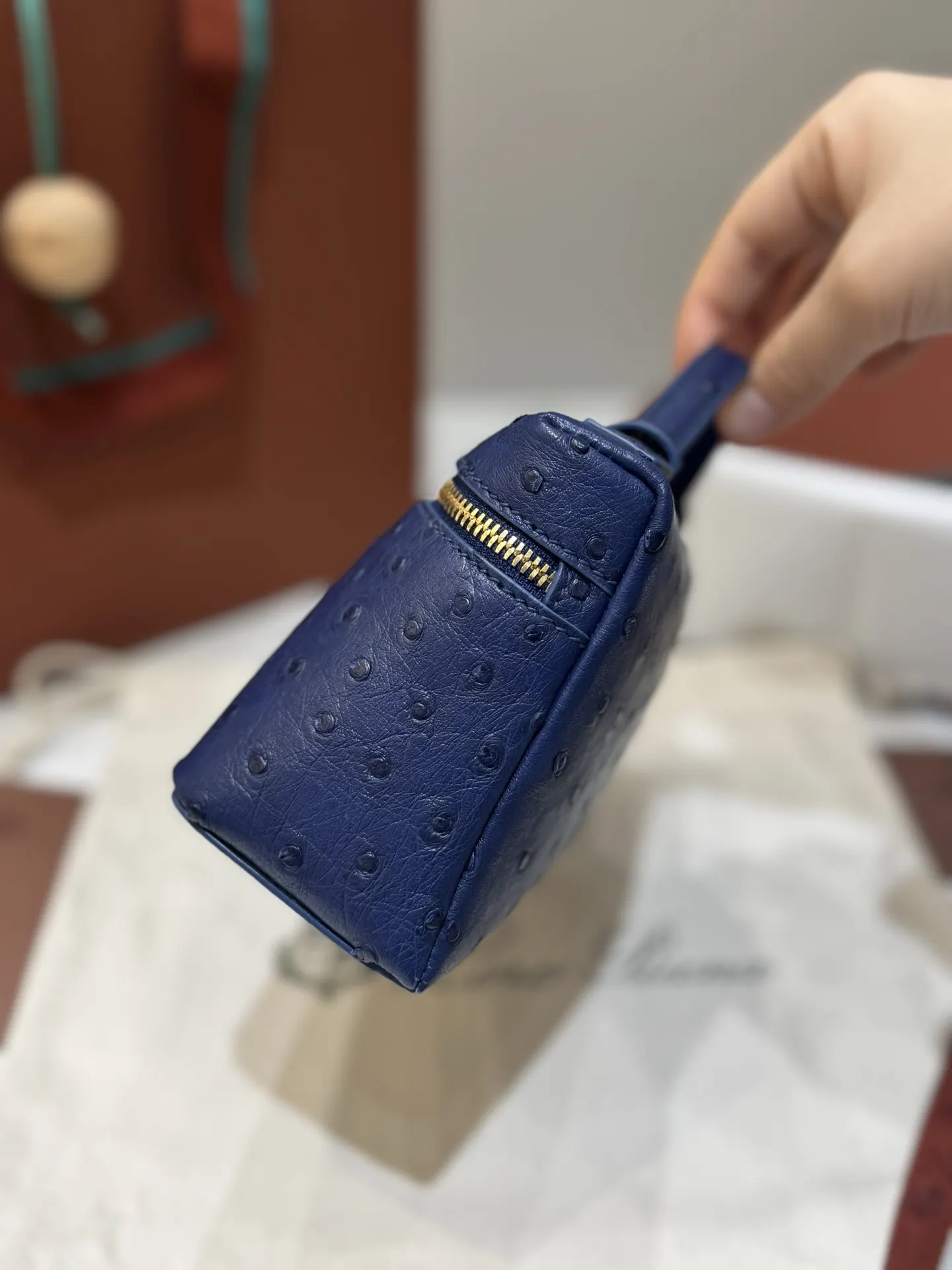 皮质细腻 手感像黄油一般柔软 小小包身大容量 不光是 化妆包 便携收纳款