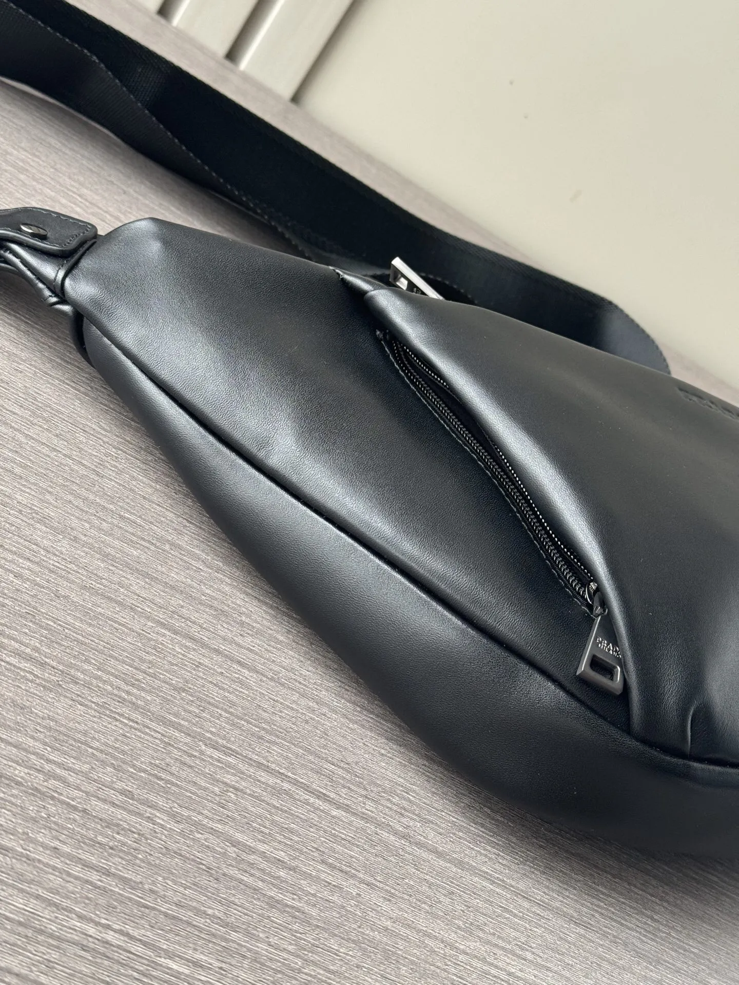Prada 黑色 牛皮 Logo 腰包 轻便实用