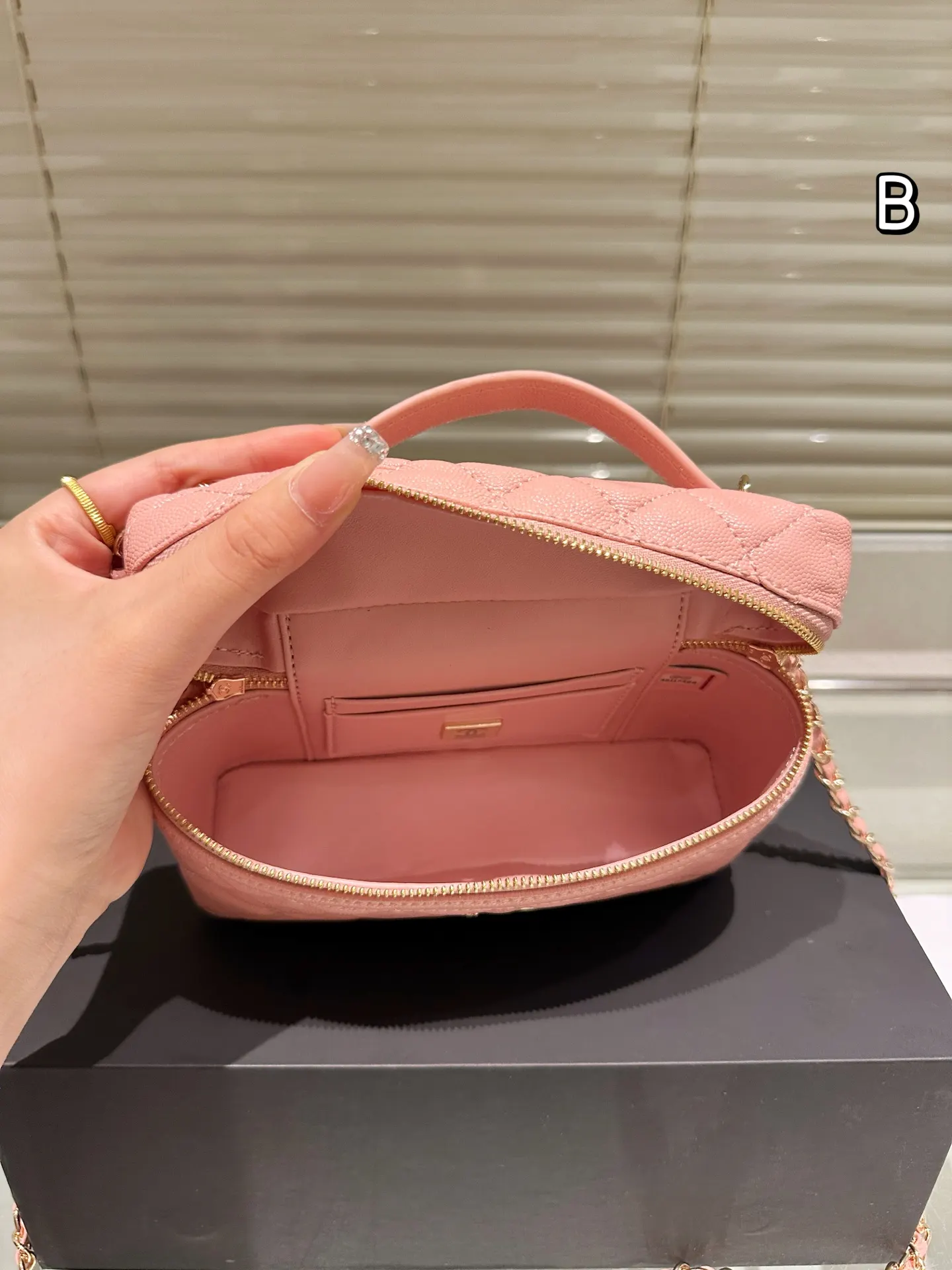 CHANEL 牛皮 挂件 手 斜挎包 轻便斜挎款