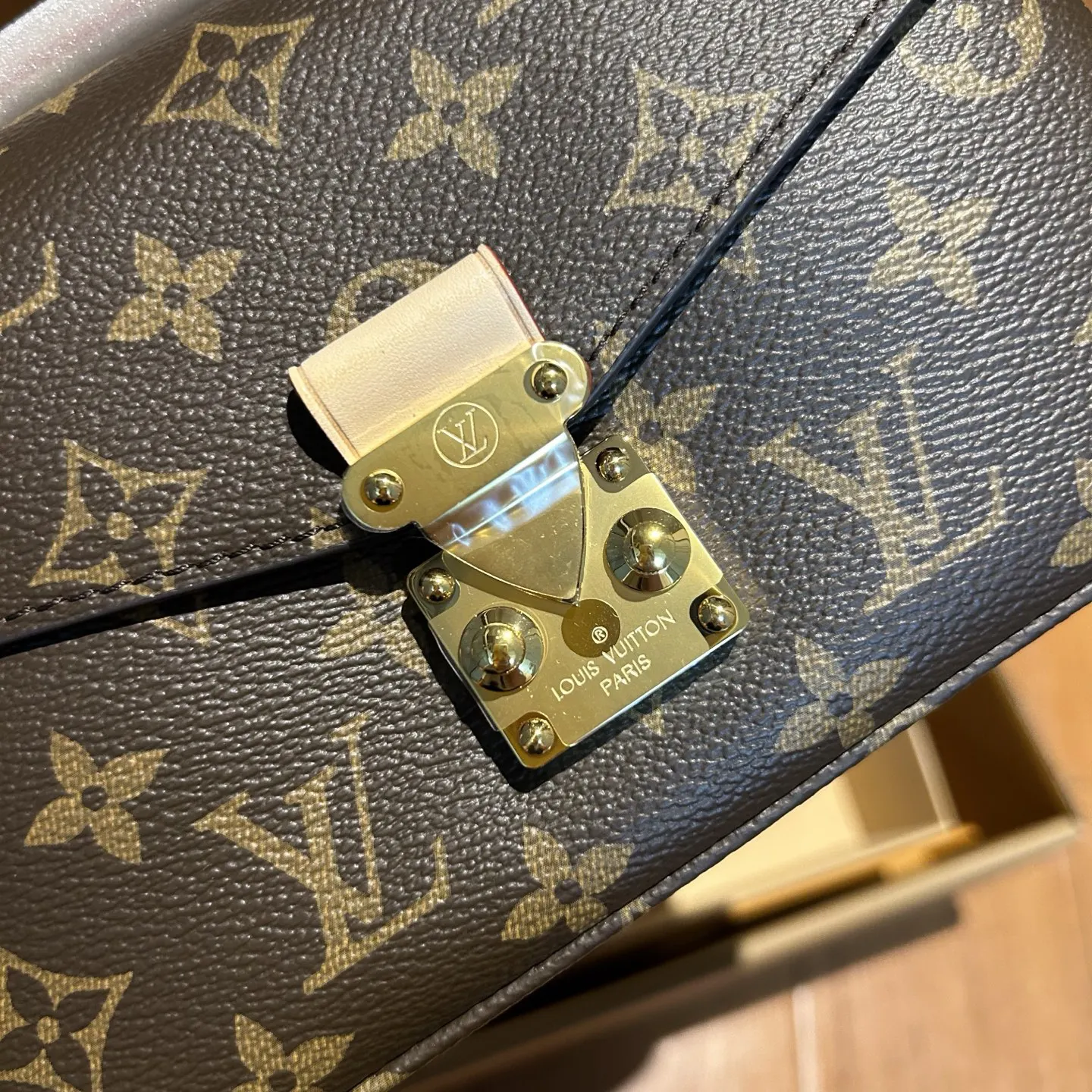 牛皮 充裕构型设有隔层 拉链内袋和外袋 可轻松收纳智能 链条包 精致链条款