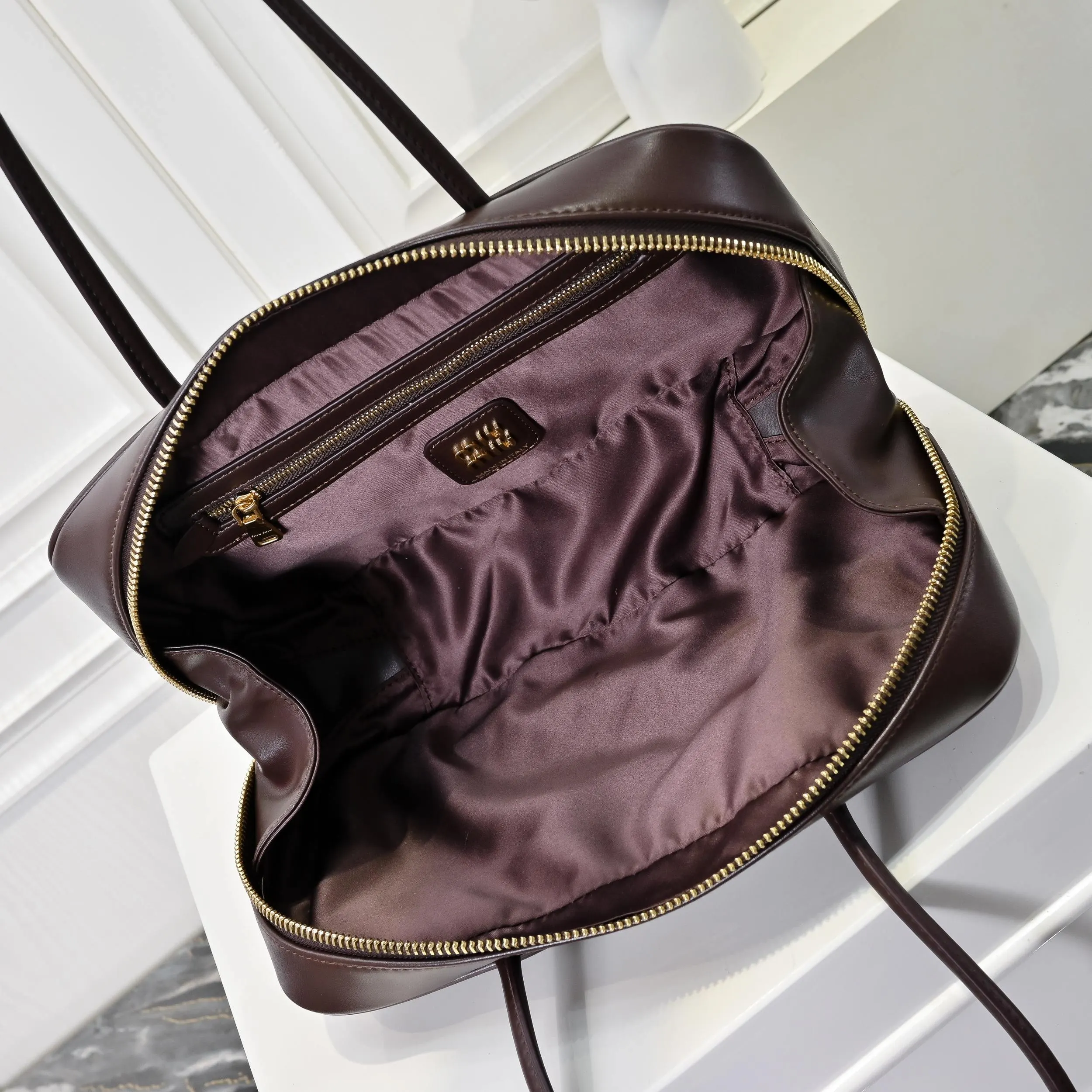 Miu 牛皮 中号MiuMiu 中号挂饰款公文 公文包 商務通勤款(數字9) Miu 牛皮 中号MiuMiu 中号挂饰款公文 公文包 商務通勤款(數字9)