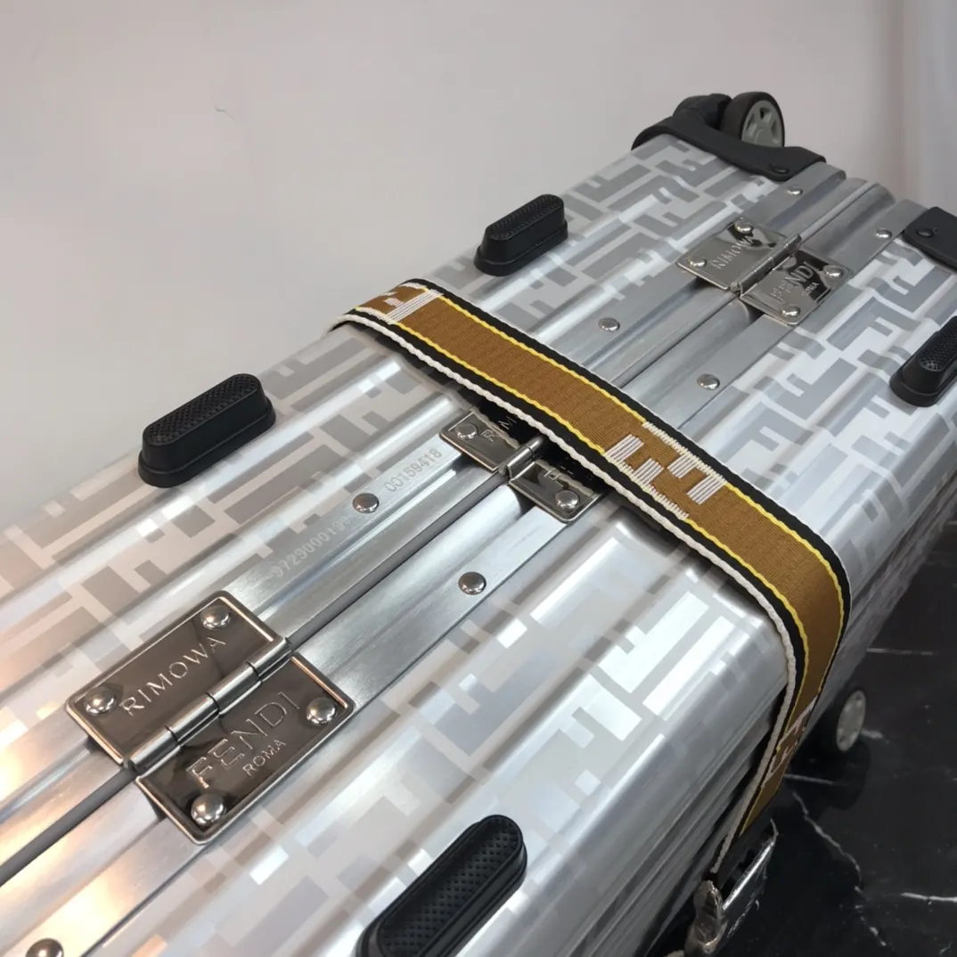 Fendi 黑色 蓝色 rimowa 一见钟情或许就是当你第一眼见到它的 行李箱 旅行拉杆款 轻便出行款