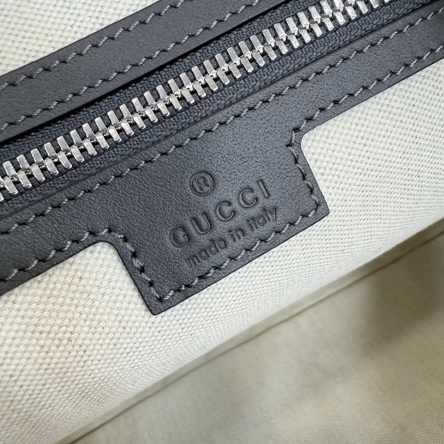 Gucci GG Emblem 灰色 米色 帆布 公文包 商務通勤款