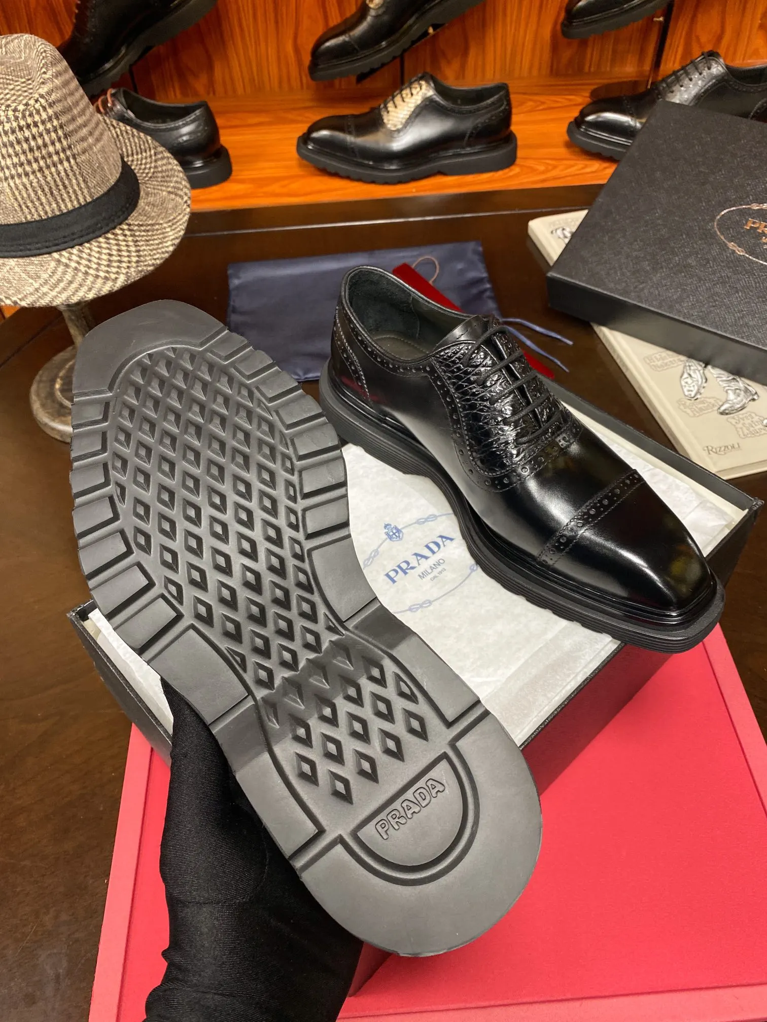 Prada 鳄鱼皮 牛皮 休闲鞋 舒适