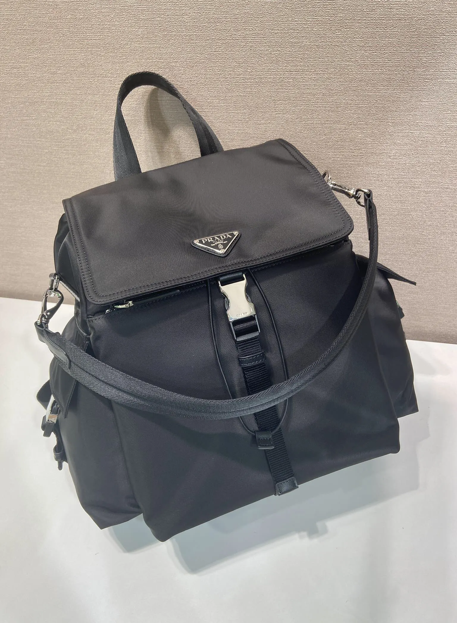 Prada Re-Nylon 2VZ118 皮革 双肩包