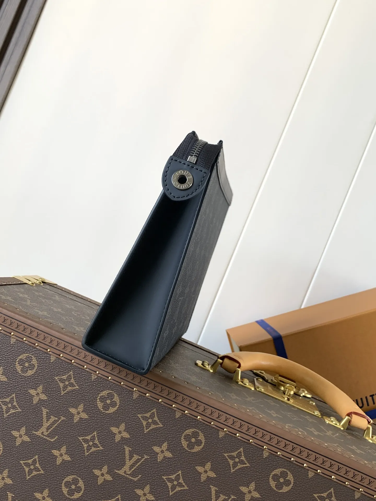 老花 牛皮 拉链开启卡片夹层和贴袋 可有序收納随行所需 亦可收入 手拿包 精致手拿款