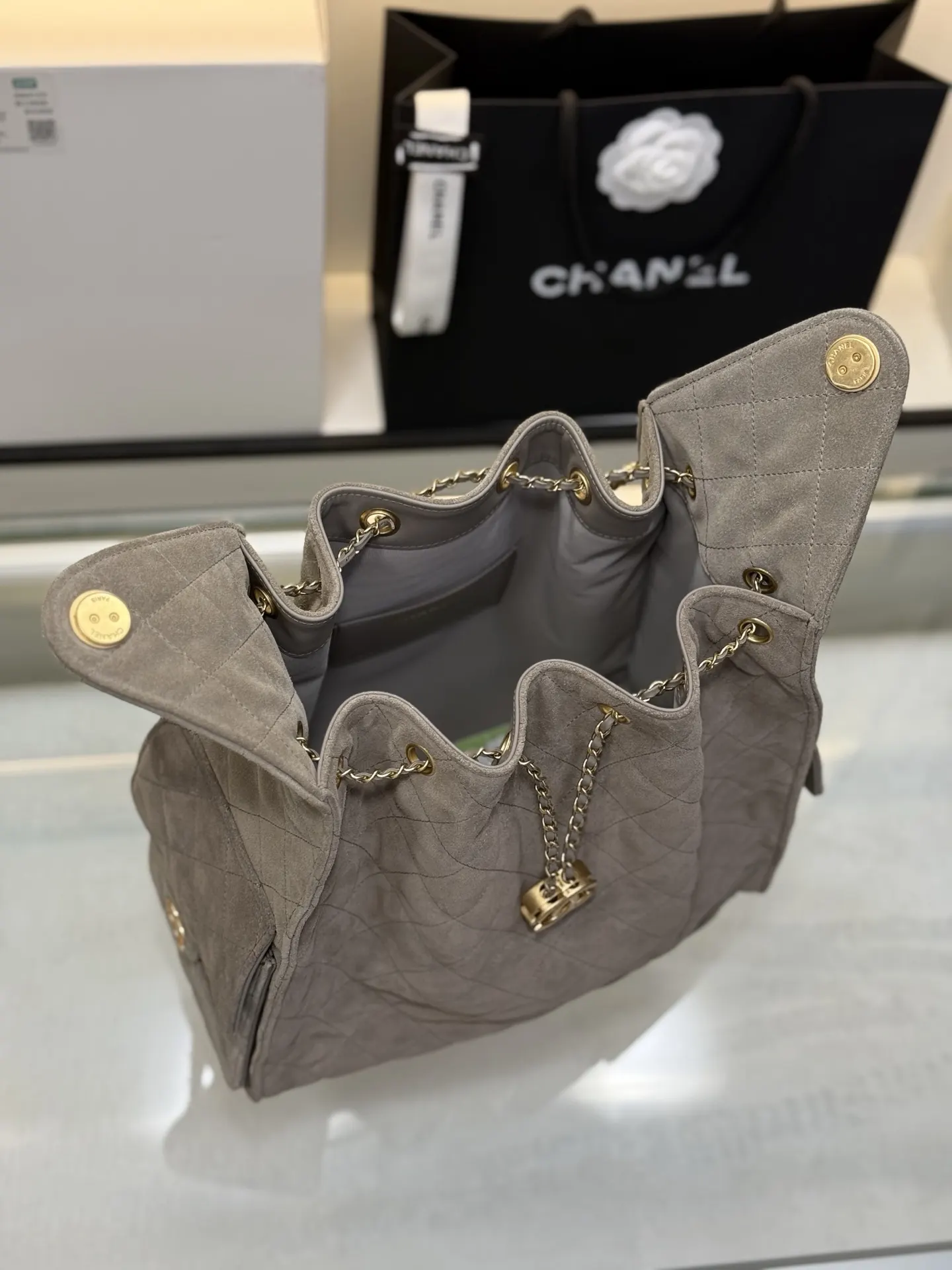 CHANEL 麂皮链条水桶包
