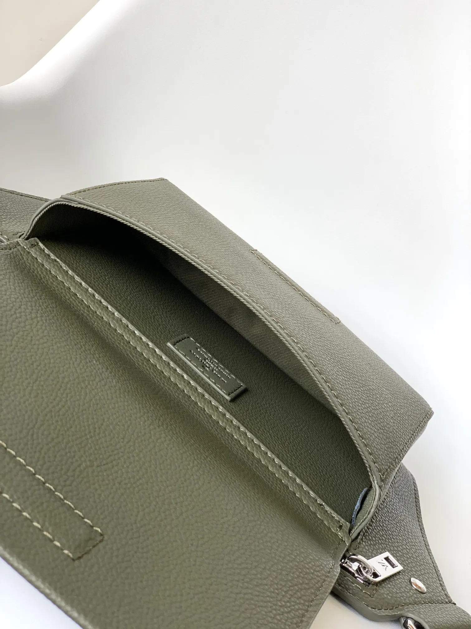 LV 黑色 藍色 牛皮 單肩包 日常單肩背款(數字9) LV 黑色 藍色 牛皮 單肩包 日常單肩背款(數字9)