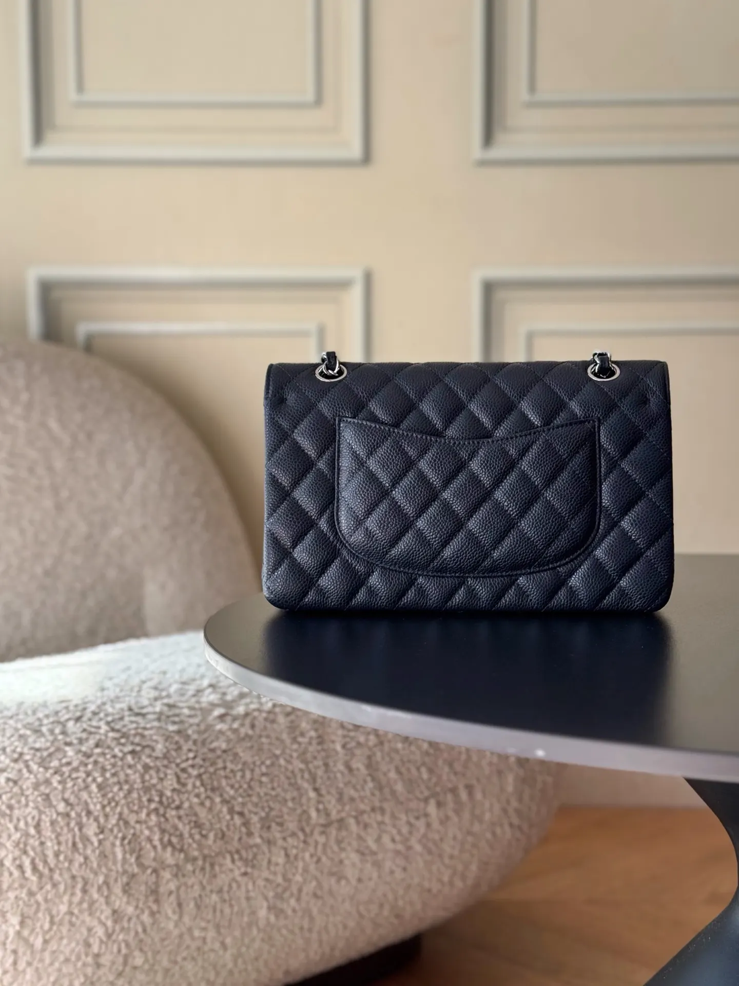Chanel 黑色魚子醬牛皮翻蓋鏈條包 金扣