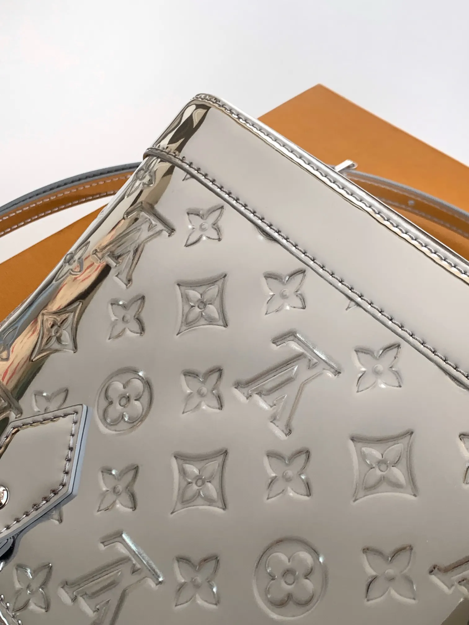 LV Alma 銀色 貝殼包(數字8) LV Alma 銀色 貝殼包(數字8)