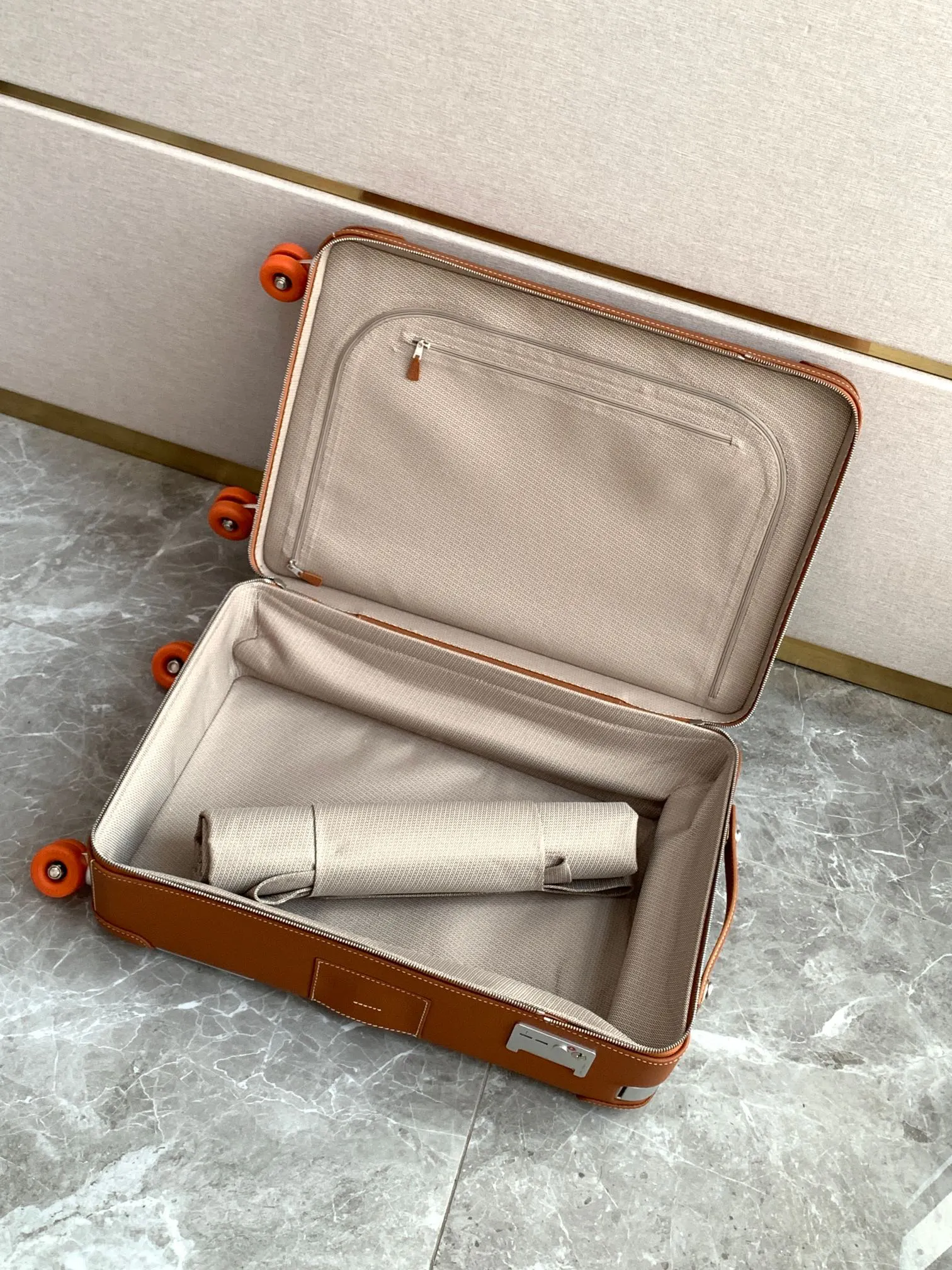 Rimowa Suitcase Travel Lightweight Image 9 Rimowa Suitcase Travel Lightweight Image 9