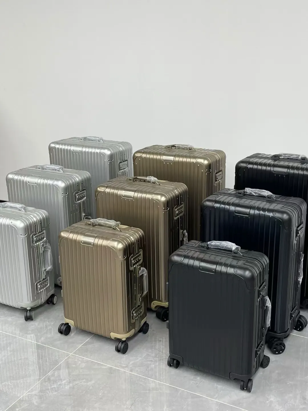 黑色 銀色 日默瓦rimowa拉杆箱行李箱登机箱旅行箱方胖子運動 旅行拉杆款 輕便出行款(數字7) 黑色 銀色 日默瓦rimowa拉杆箱行李箱登机箱旅行箱方胖子運動 旅行拉杆款 輕便出行款(數字7)