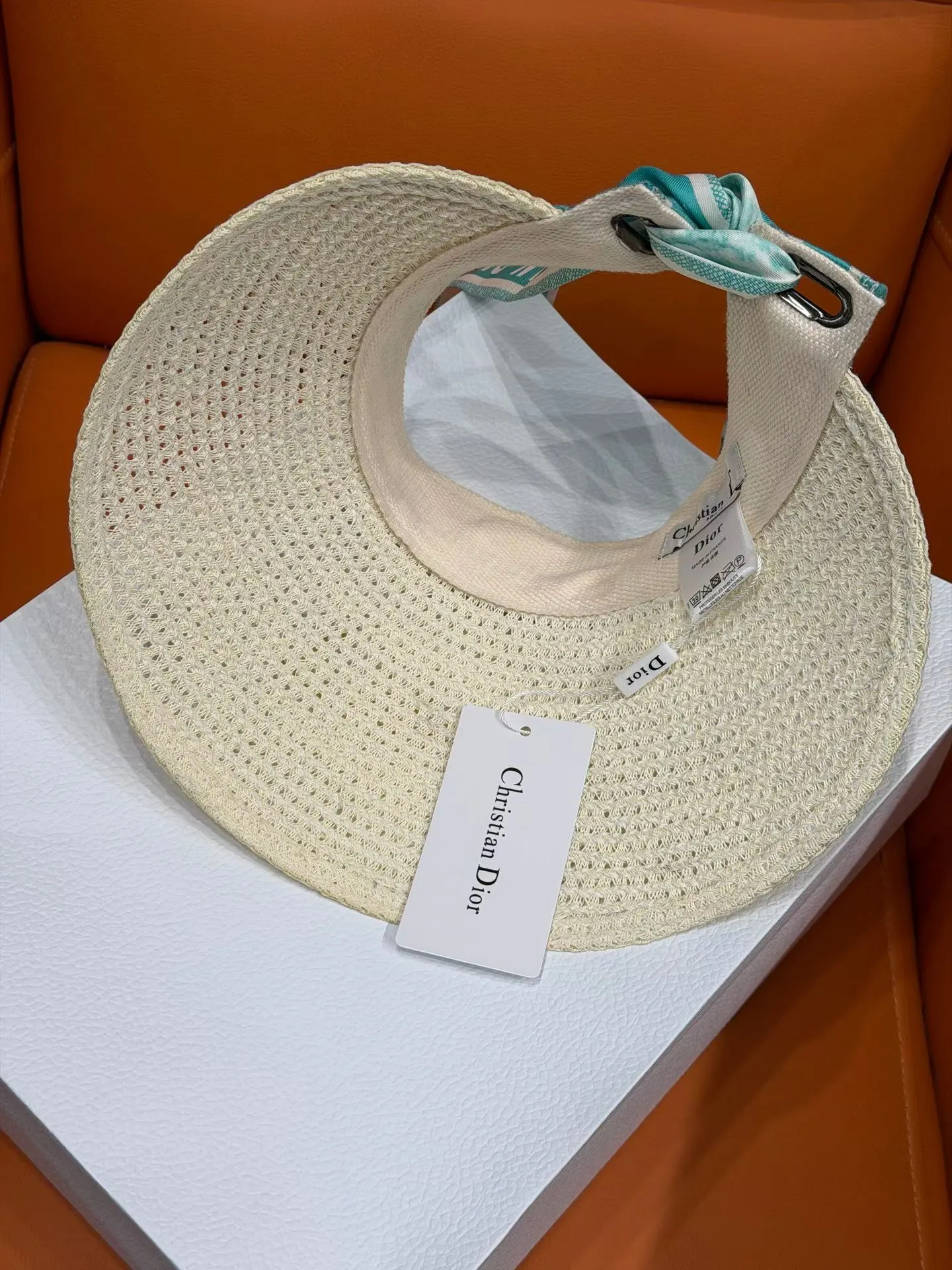 Dior 米白色帽子 精緻配飾(數字2) Dior 米白色帽子 精緻配飾(數字2)
