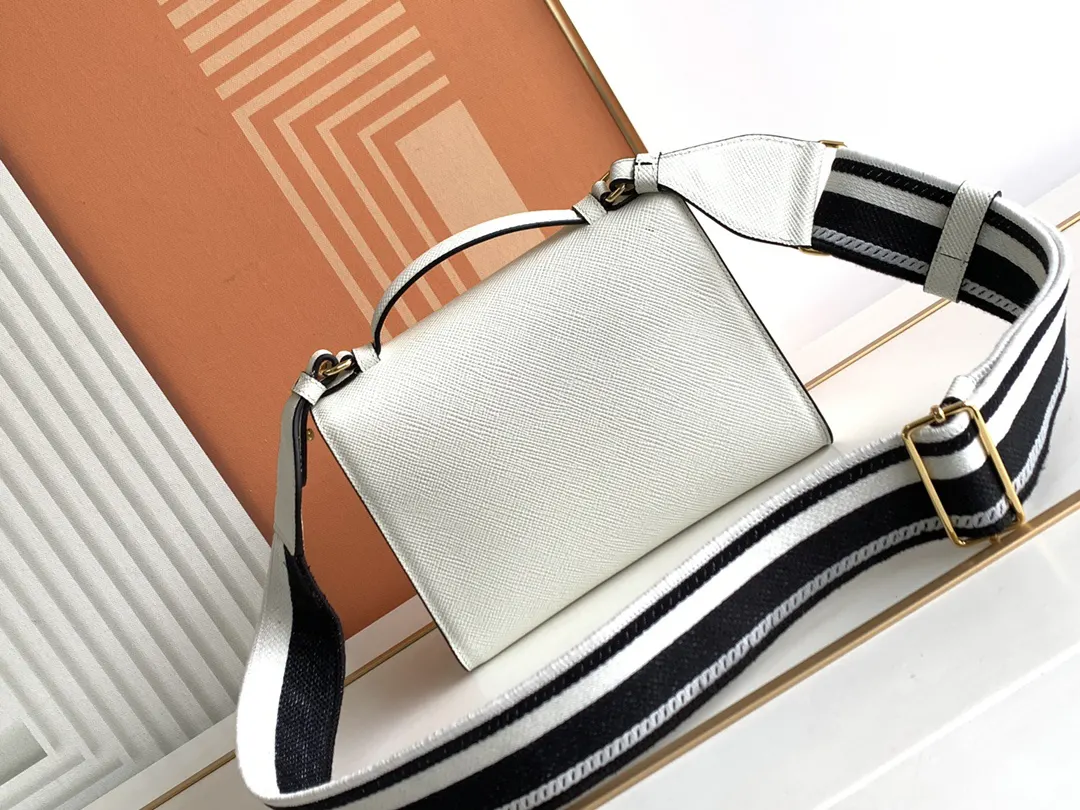 Prada Saffiano 1BD317P700 皮革 刺繡 斜背包