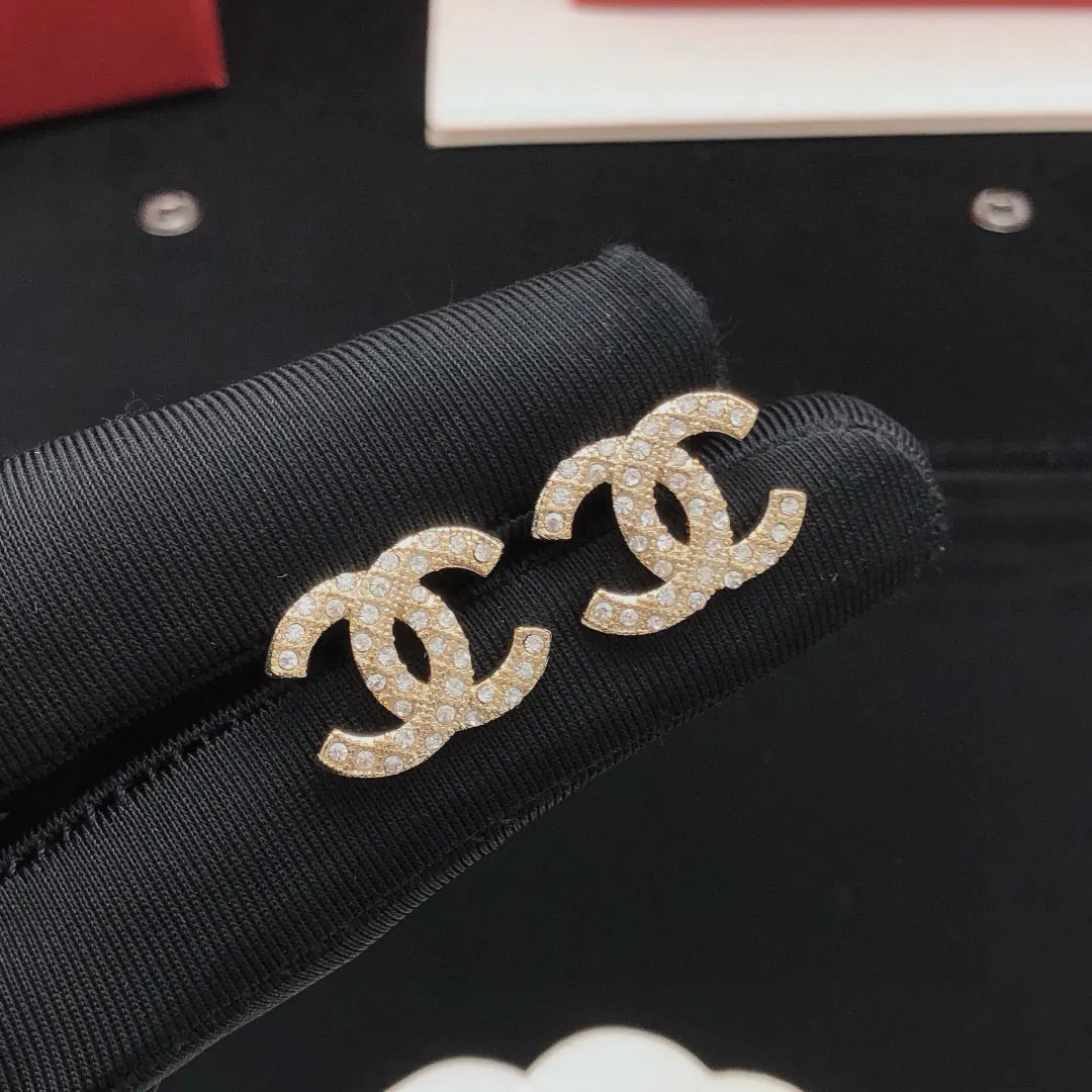 Chanel 双C 耳钉 小巧点缀 耳饰