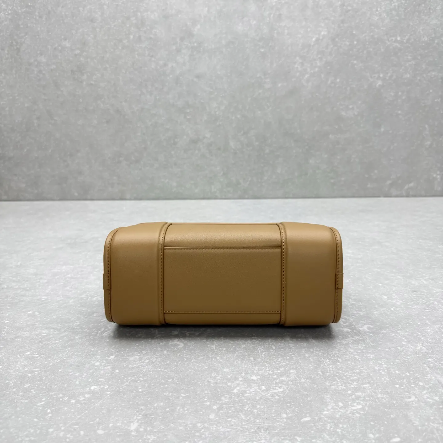 Loewe 皮革 斜背包 輕便斜挎款