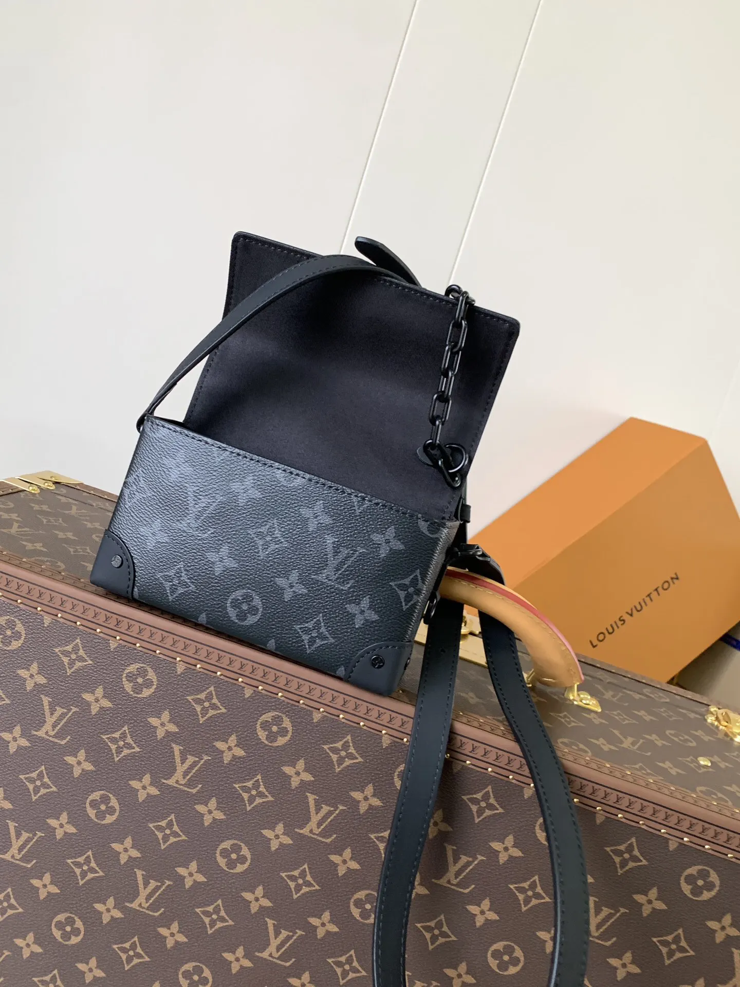 LV 黑色壓紋鏈條郵差包 單肩斜挎款(數字16) LV 黑色壓紋鏈條郵差包 單肩斜挎款(數字16)