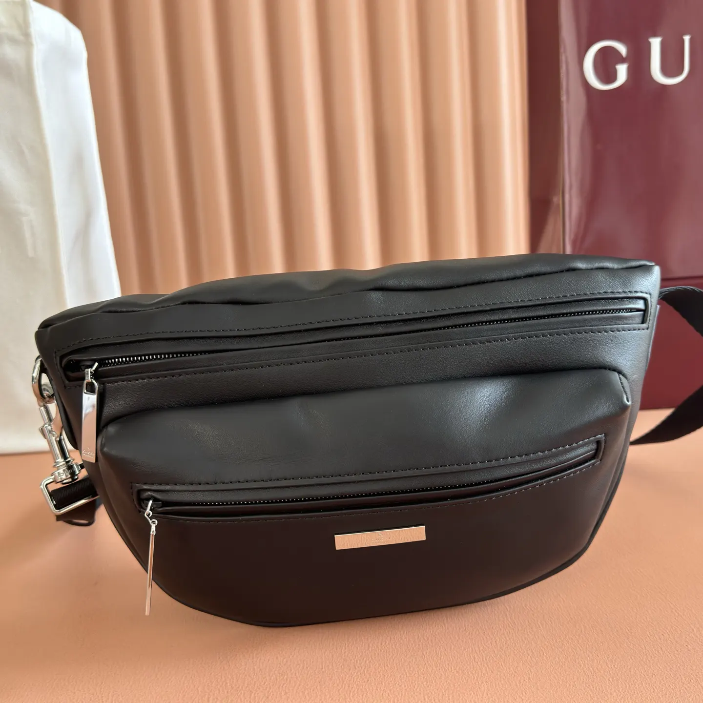 Gucci 黑色 银色 受品牌标志性造型启发 全新包袋系列通过现代视角焕然重 斜挎包 轻便斜挎款