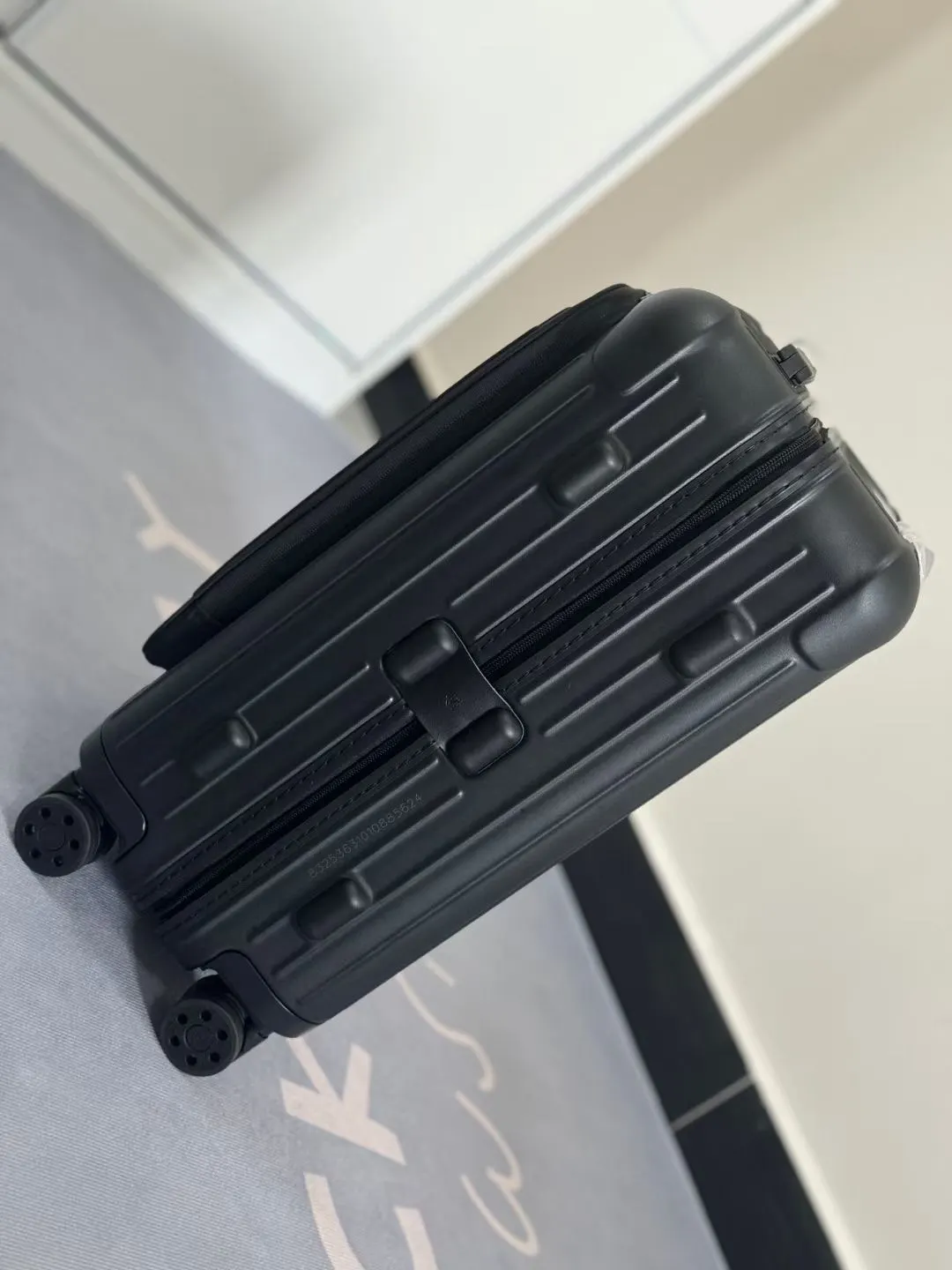黑色 全新对 玫瑰 黑色Sleeve系列 尤其適合出 行李箱 旅行拉杆款 輕便出行款