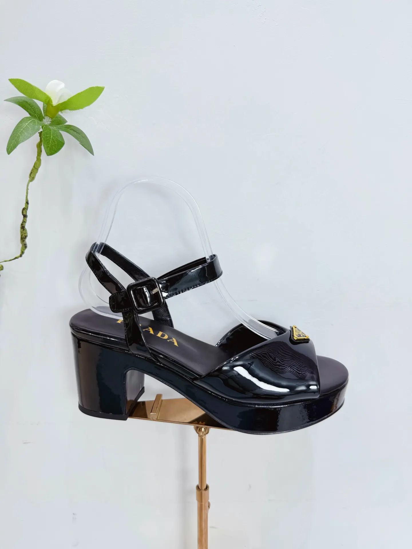 Prada 羊皮 漆皮 休闲鞋 舒适