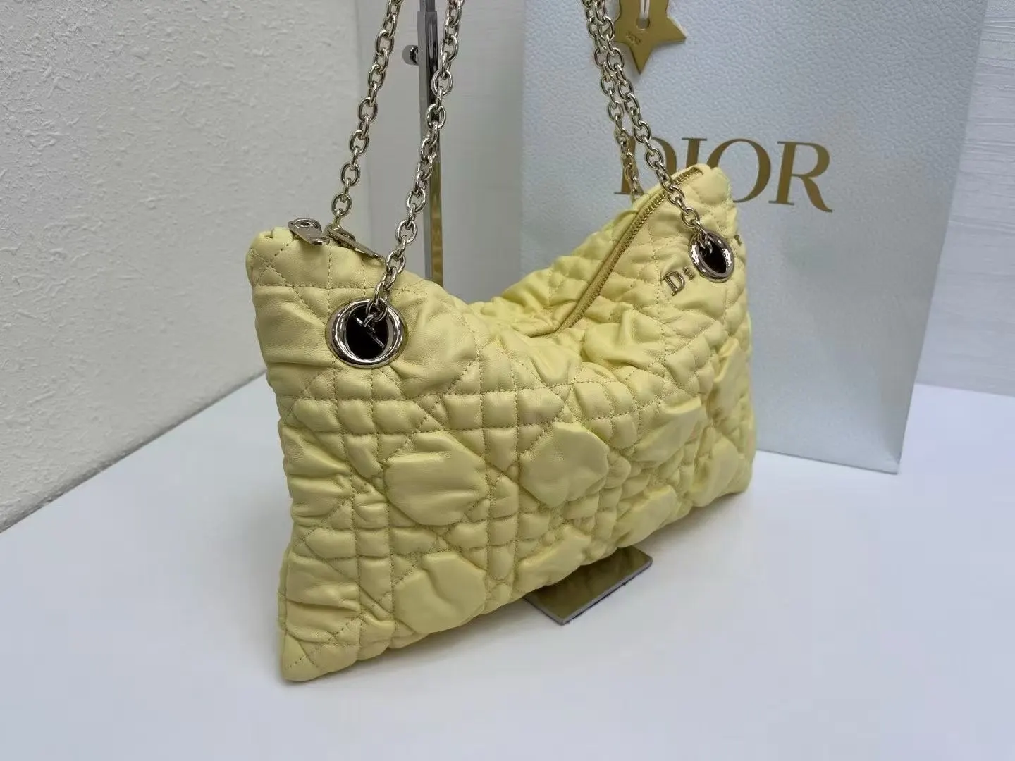 Dior 突显饰以蓬蓬超大藤格纹的新材质 为經典图案注入立体风 鏈條包 精致鏈條款