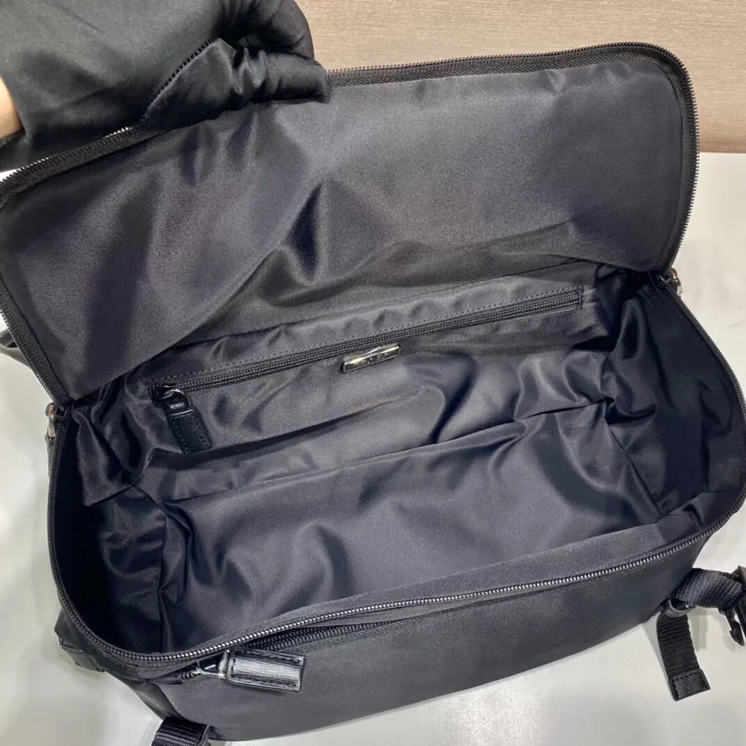PRADA 2VH991A Re-Nylon尼龙 Saffiano十字纹牛皮 三角标 邮差包 通勤百搭款