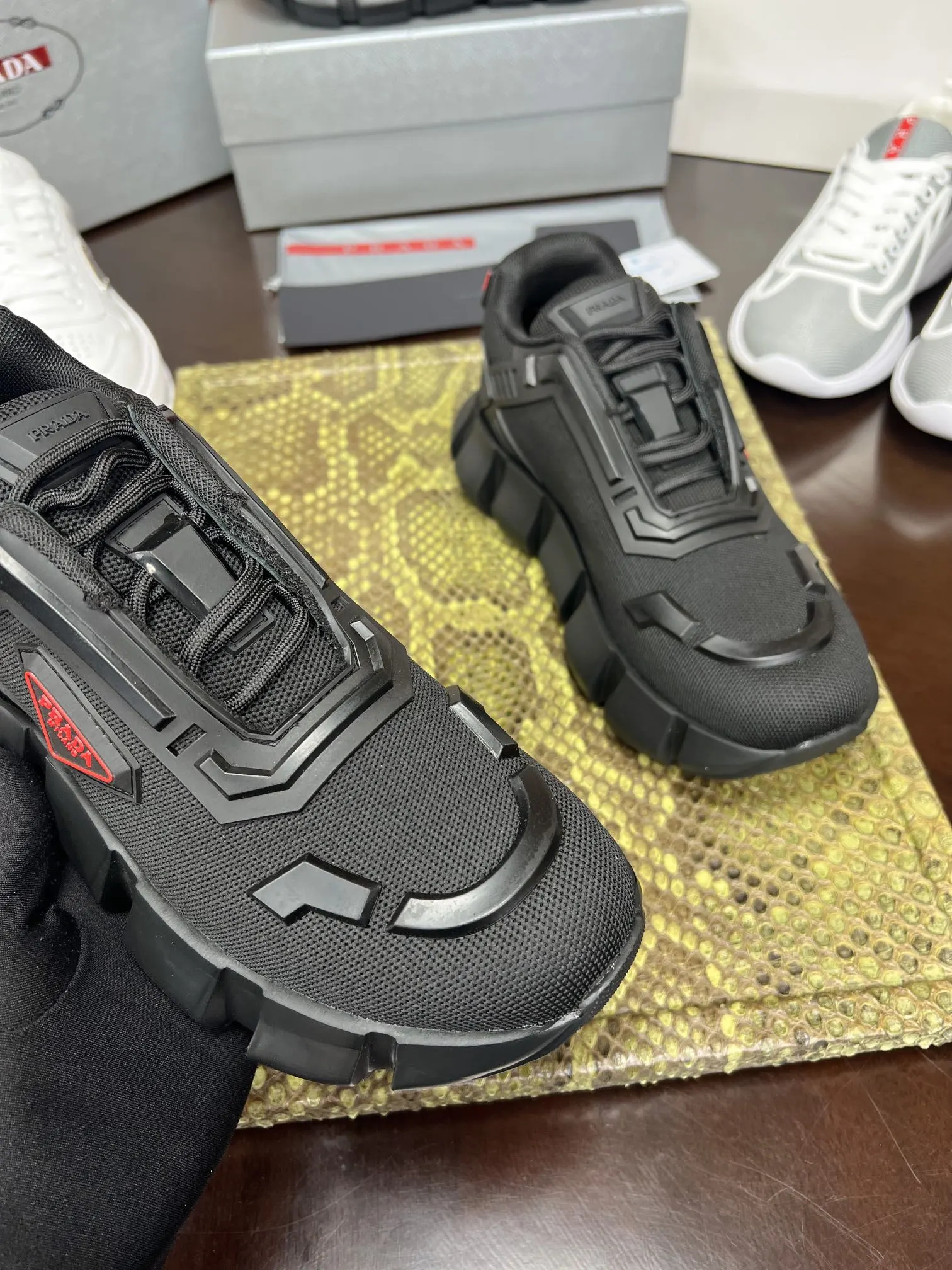 Prada 牛皮 休闲鞋 舒适