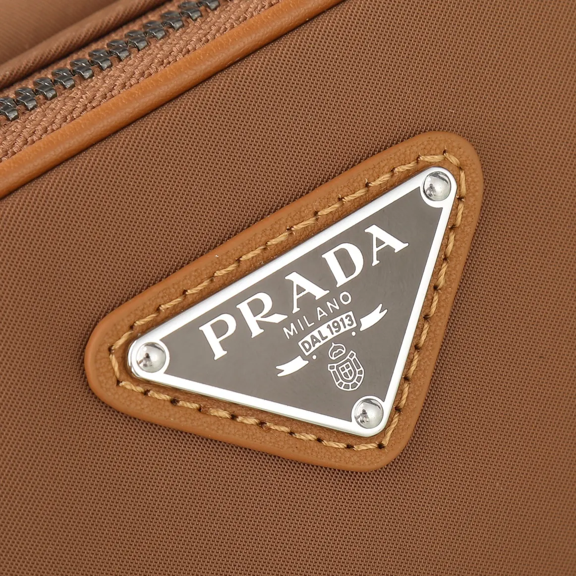 PRADA 腰包 轻便实用款