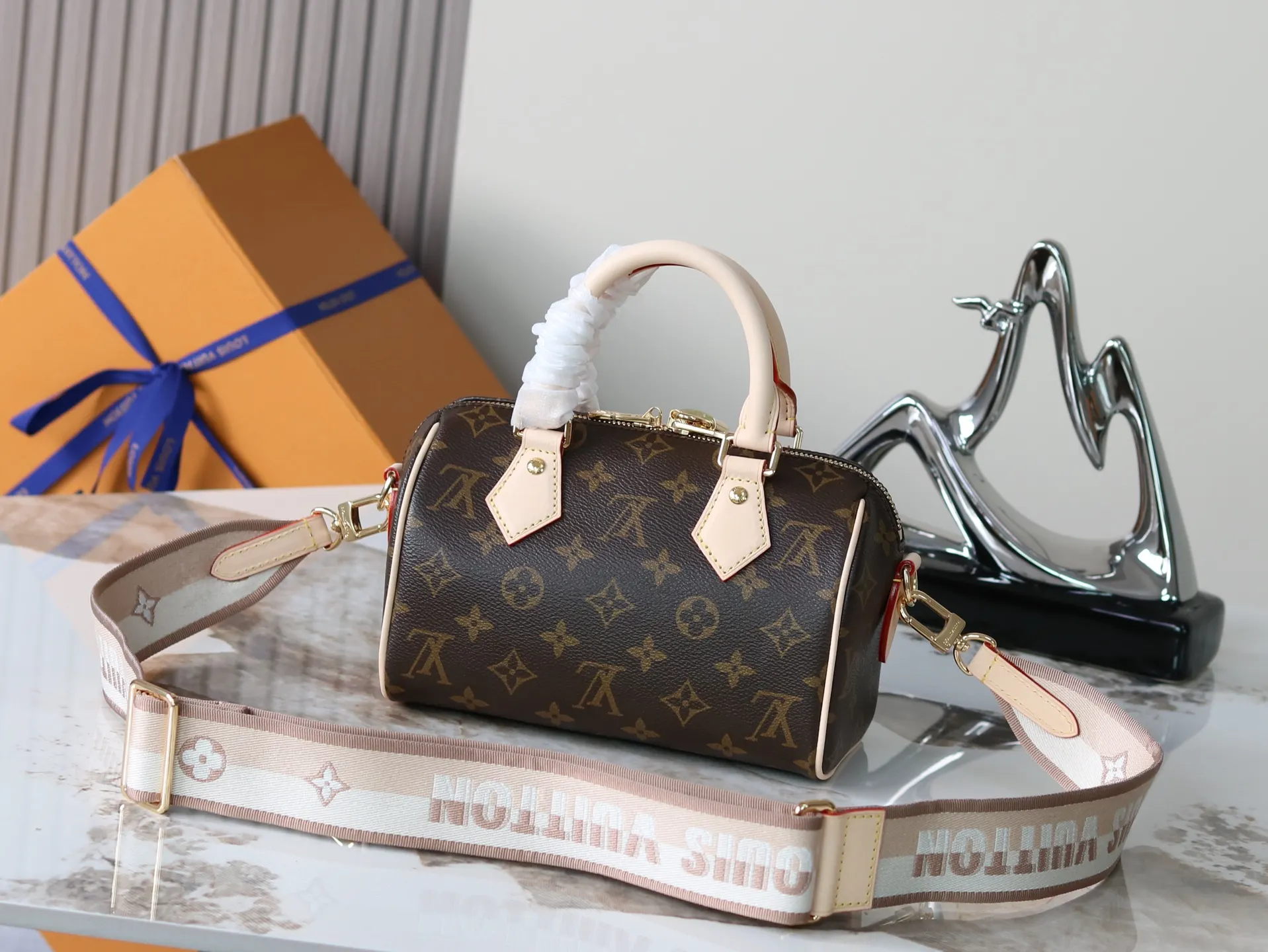 LV Speedy travel bag, large capacity travel model Image 3 LV Speedy travel bag, large capacity travel model Image 3